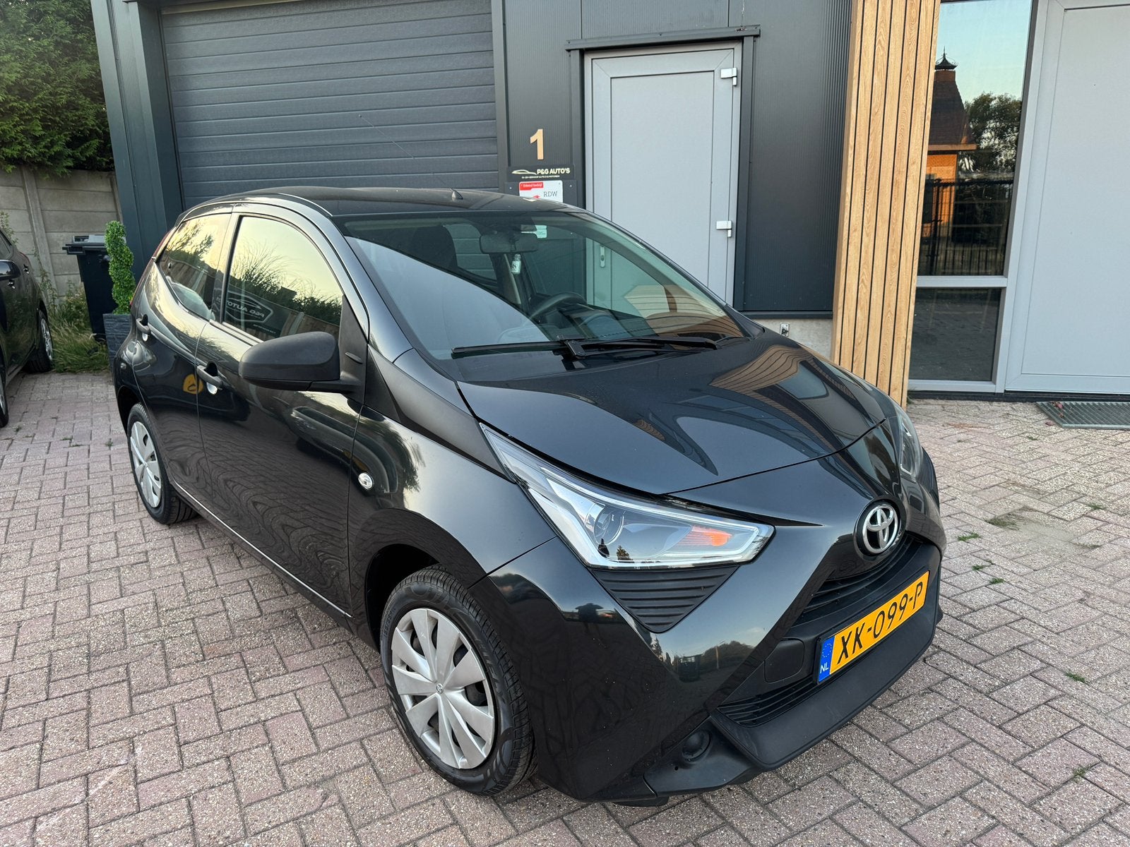 Toyota Aygo 1.0 Vvt-i 72pk 5D 2019  cruise /airco bluetooth, Auto's, Toyota, Voorwielaandrijving, Stof, Metallic lak, Met garantie (alle)