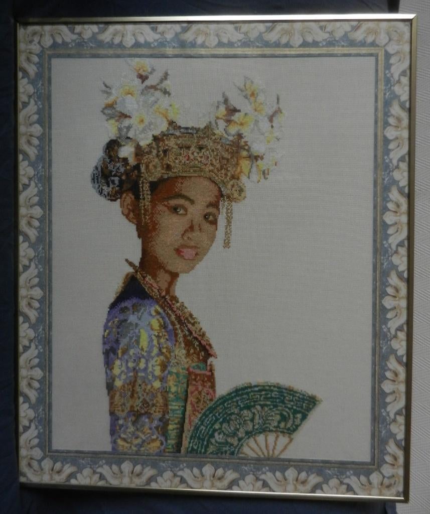 Geborduurd schilderij Javaanse met waaier petit point 51x41, Ophalen of Verzenden