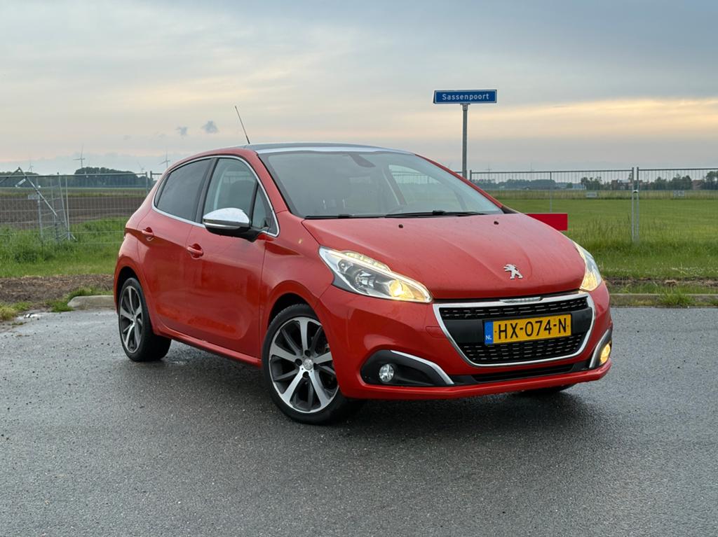 Peugeot 208 1.2 VTI 81KW/110PK 5-D 2016, Voorwielaandrijving, 40 €/maand, Zwart, Leder en Stof