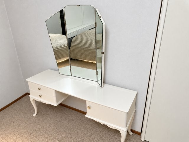 Vintage kaptafel met drieluik spiegel (ca. 50+ jaar oud), Huis en Inrichting, Ophalen, Gebruikt, 100 tot 150 cm, Klassiek