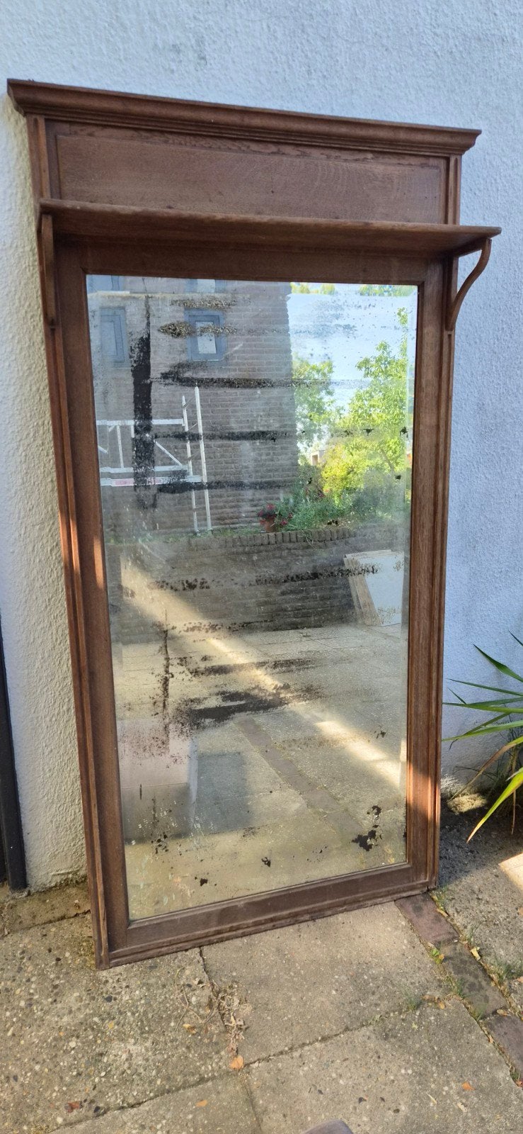 Antieke spiegel met houten lijst en plankje, Antiek en Kunst, Ophalen, Rechthoekig