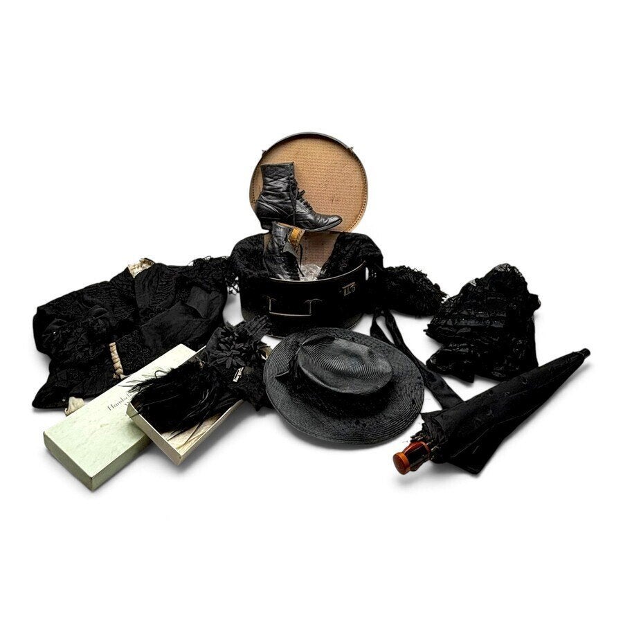 Lot diverse antieke zwarte kleding en accessoires