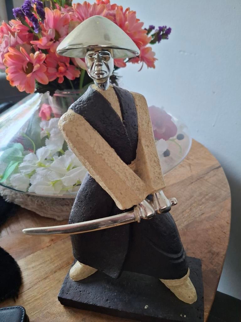 Samurai Beeld met Zilverkleurige Details, Antiek en Kunst, Ophalen of Verzenden, Handgemaakt, 20 - 50 cm, Overige materialen