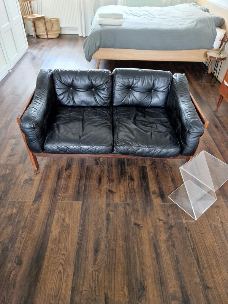 Mid century modern sofa. Zwart leer design bank., Huis en Inrichting, Ophalen, 75 tot 100 cm