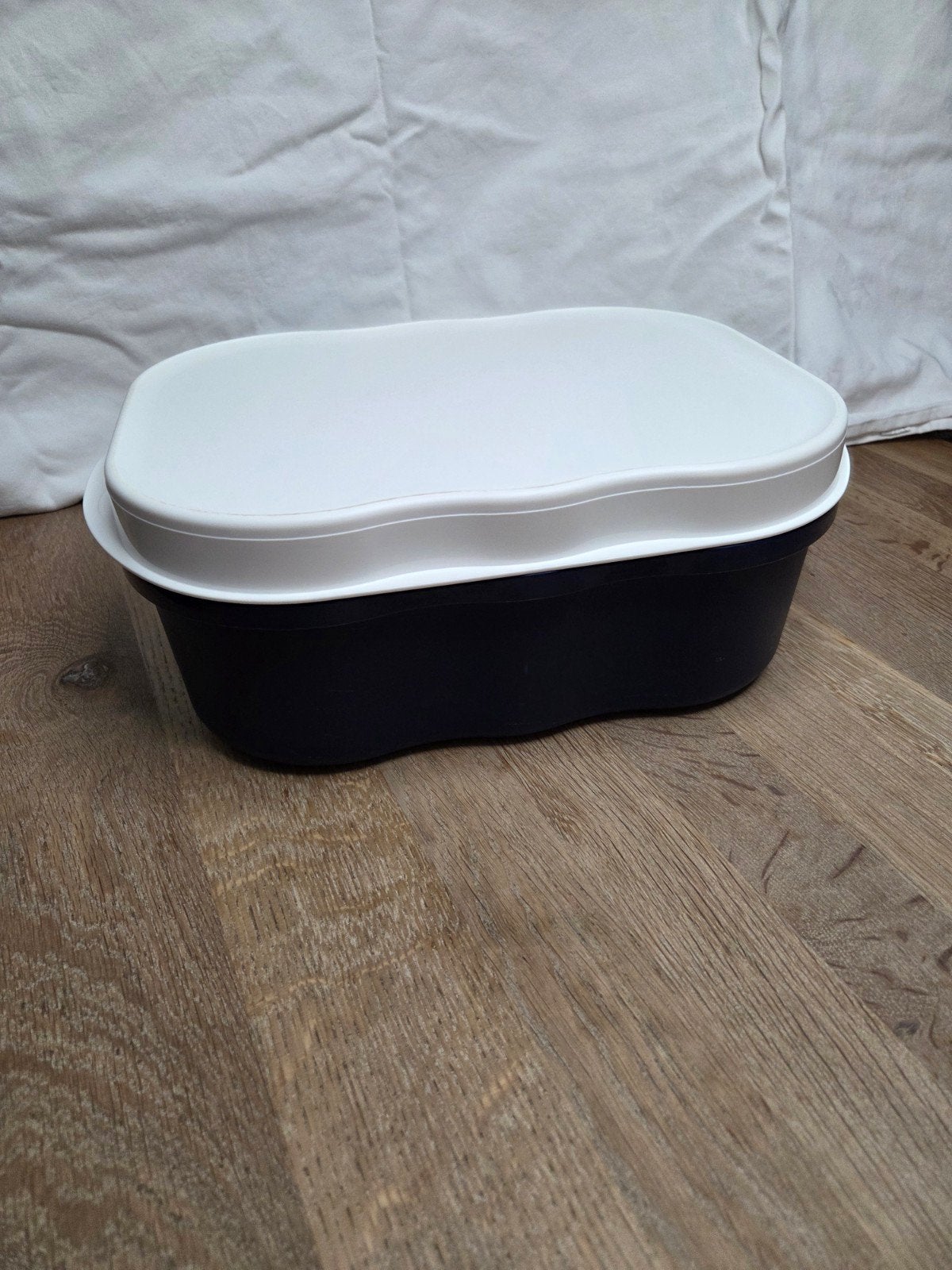 Tupperware brooddoos 6,7 liter met deksel donkerblauw wit, Huis en Inrichting, Keuken | Tupperware, Ophalen of Verzenden, Gebruikt