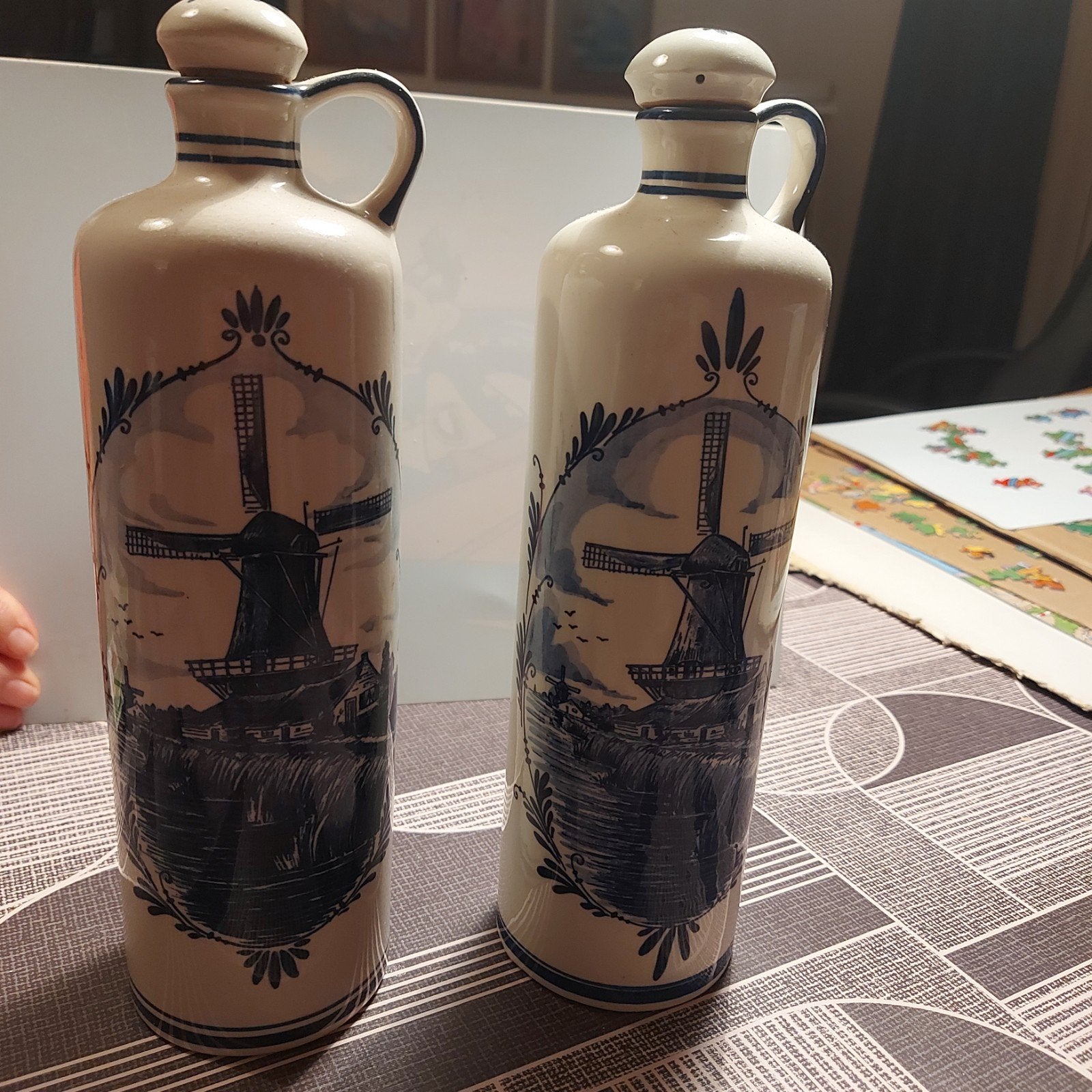 Set van 2 Delft Blauw flessen met molen en bloemmotief, Antiek en Kunst, Ophalen