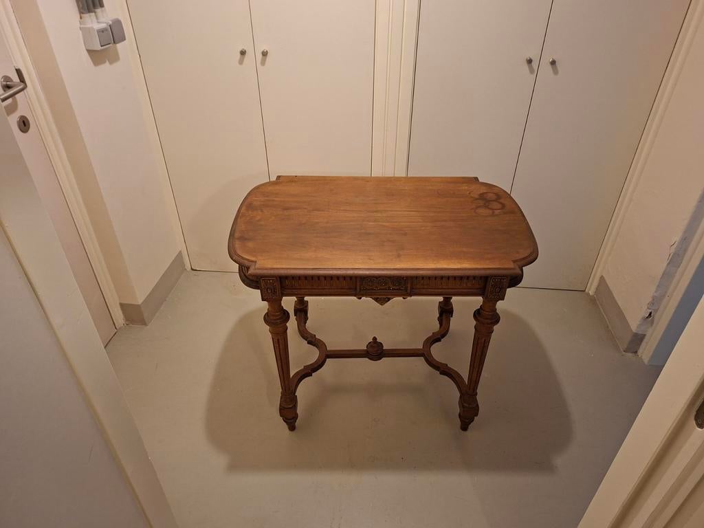 Antieke bijzettafel met unieke details - Bladhoogte 73 cm, Ophalen of Verzenden