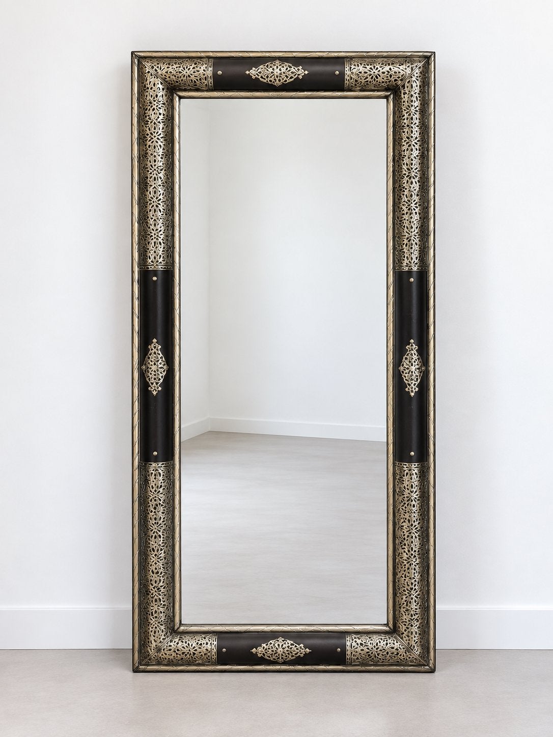 Grote spiegel 152x70 cm met sierlijk metalen frame, Huis en Inrichting, Ophalen, Wateringen, Info@artizana.nl, Zo goed als nieuw