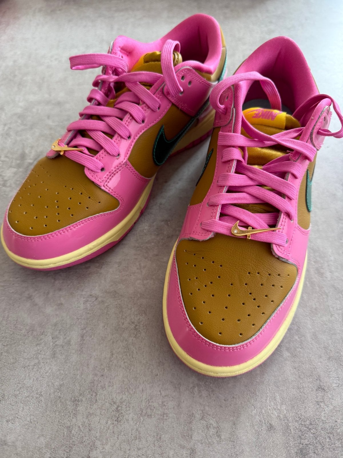 Nike dunk low - Parris Goebel, Nieuw, Ophalen of Verzenden, Sneakers of Gympen, Roze
