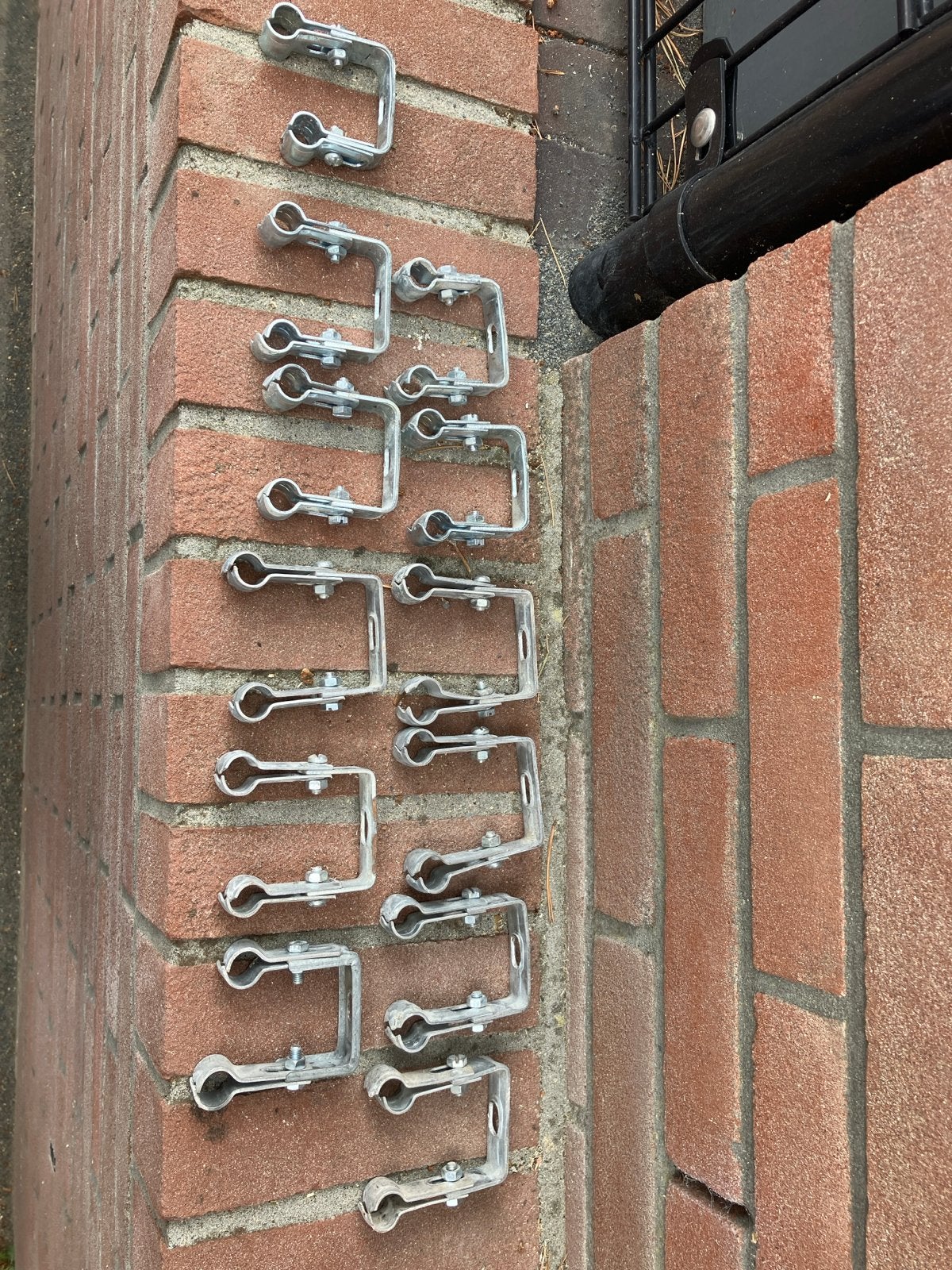 Set van 12 metalen beugels voor buizen of kabels, Ophalen of Verzenden, Gebruikt, 250 mm of meer