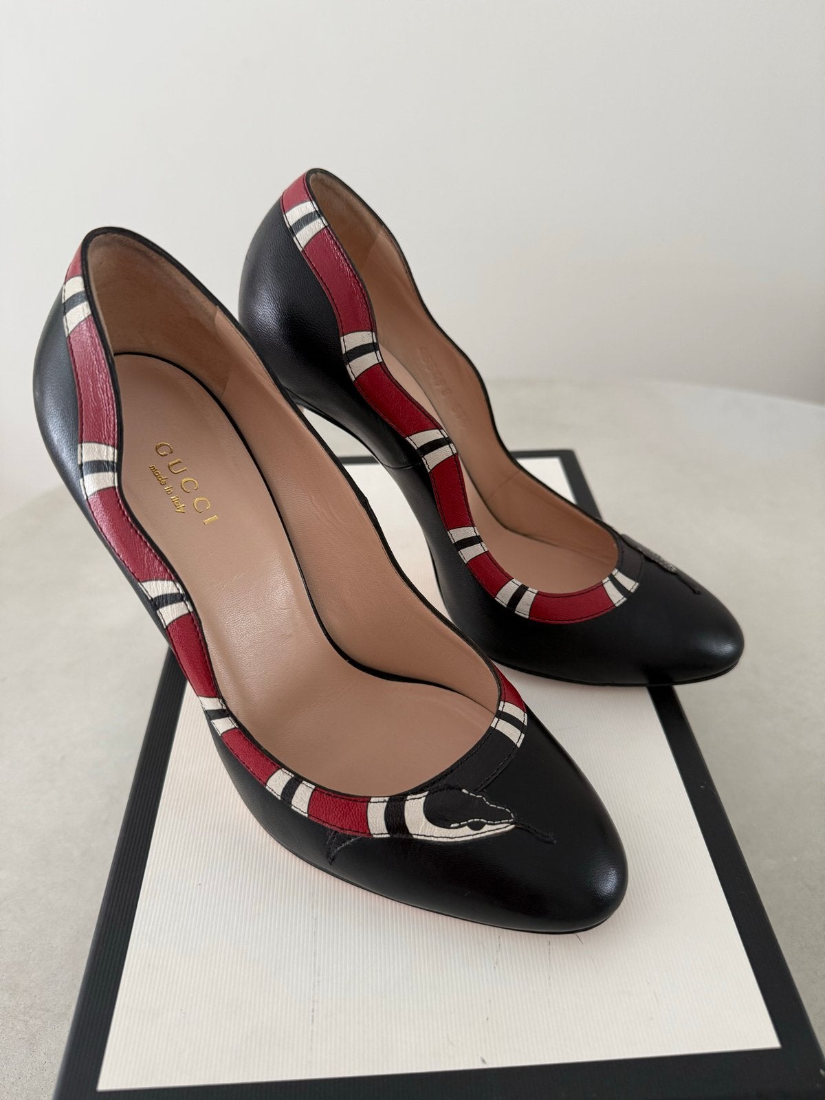 Gucci Hakken met Slangenprint - Maat 37,5, Pumps, Zwart, Ophalen of Verzenden, Zo goed als nieuw