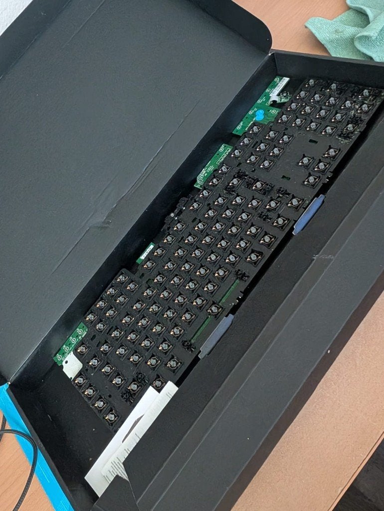 Logitech G910 PCB + switch plate + originele doos en boekjes, Verzenden, Gebruikt