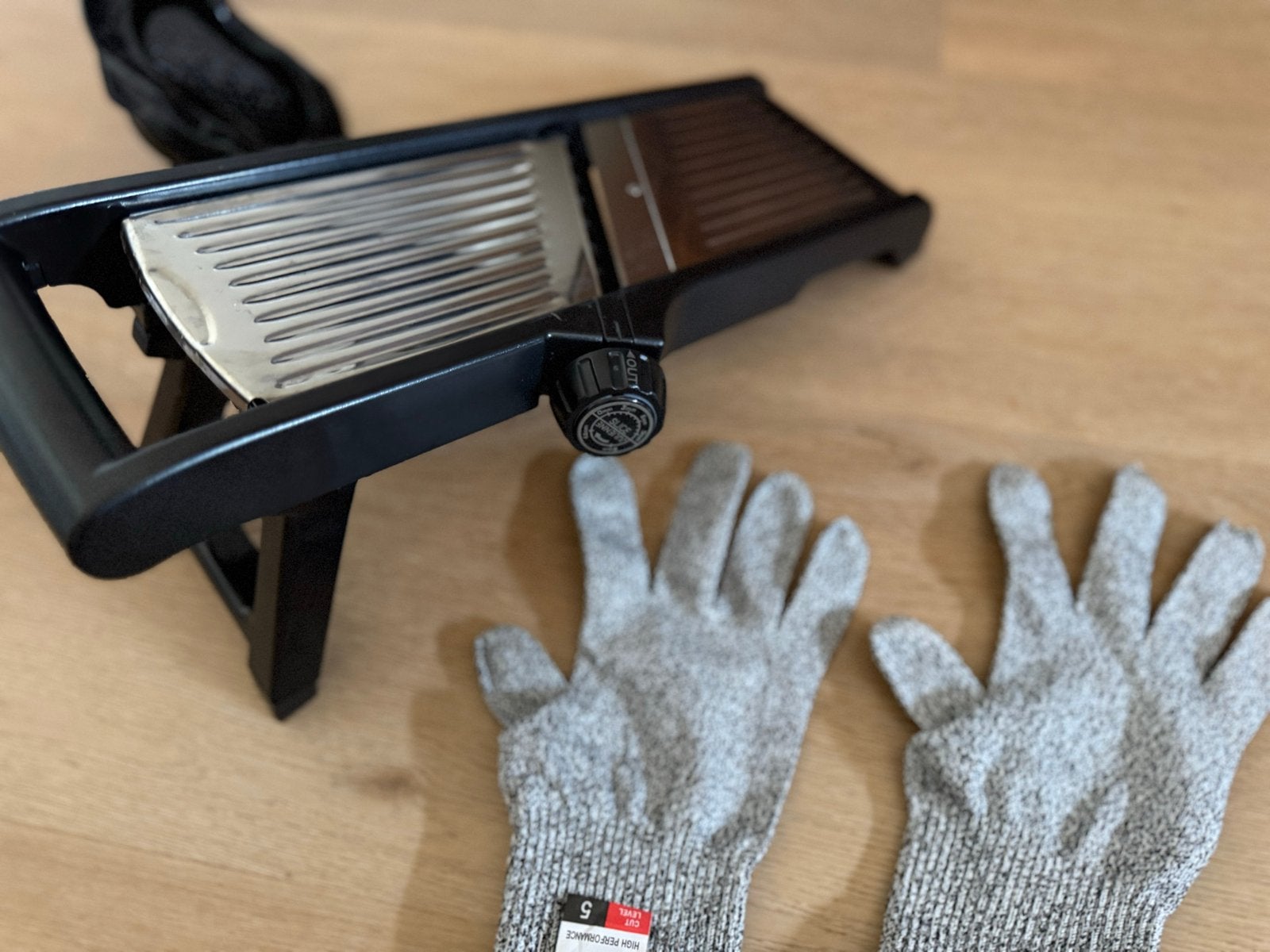 Mandoline snijder met handschoenen - Zo goed als nieuw, Kunststof, Ophalen of Verzenden, Zo goed als nieuw, Zwart