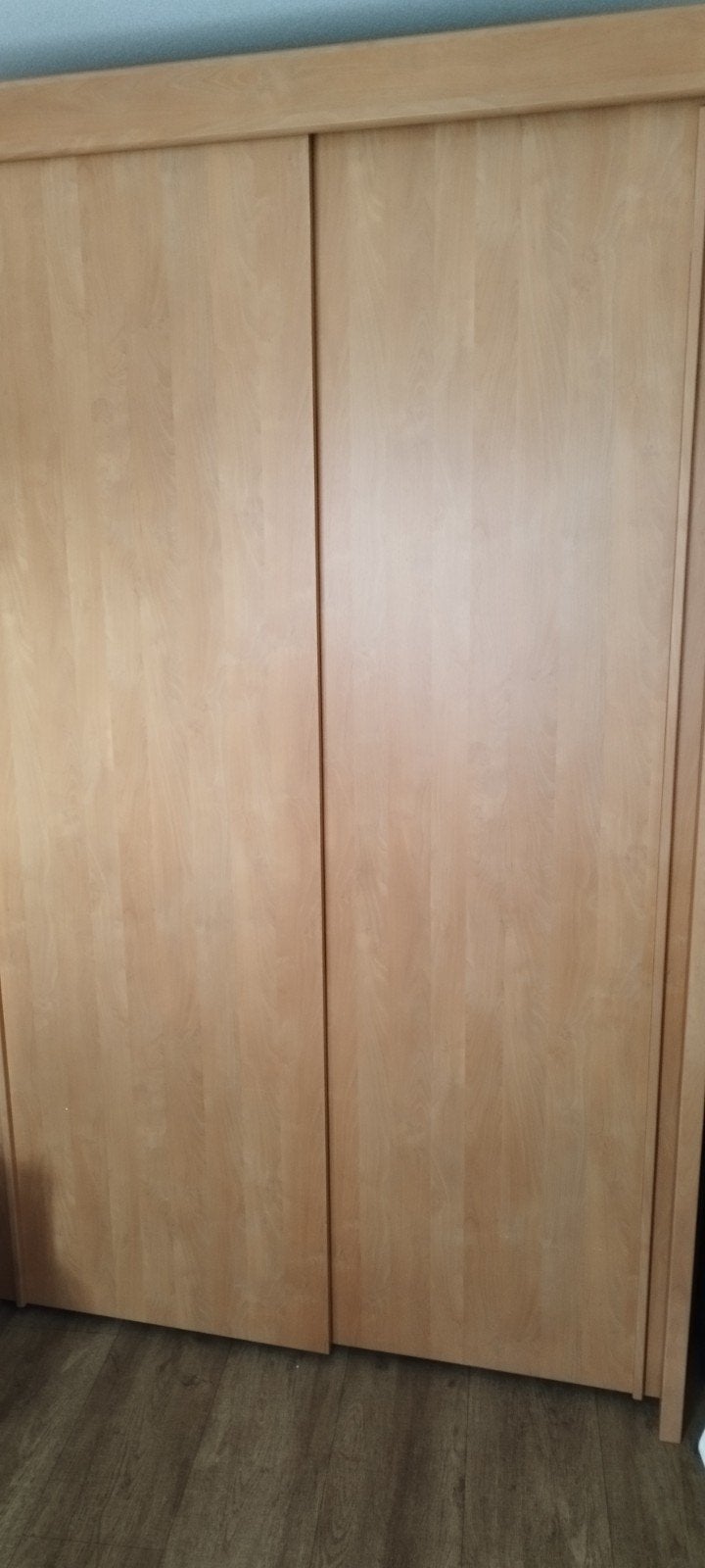Robuste kledingkast met schuifdeuren - Licht hout, Huis en Inrichting, Ophalen, Met deur(en), Gebruikt, 100 tot 150 cm