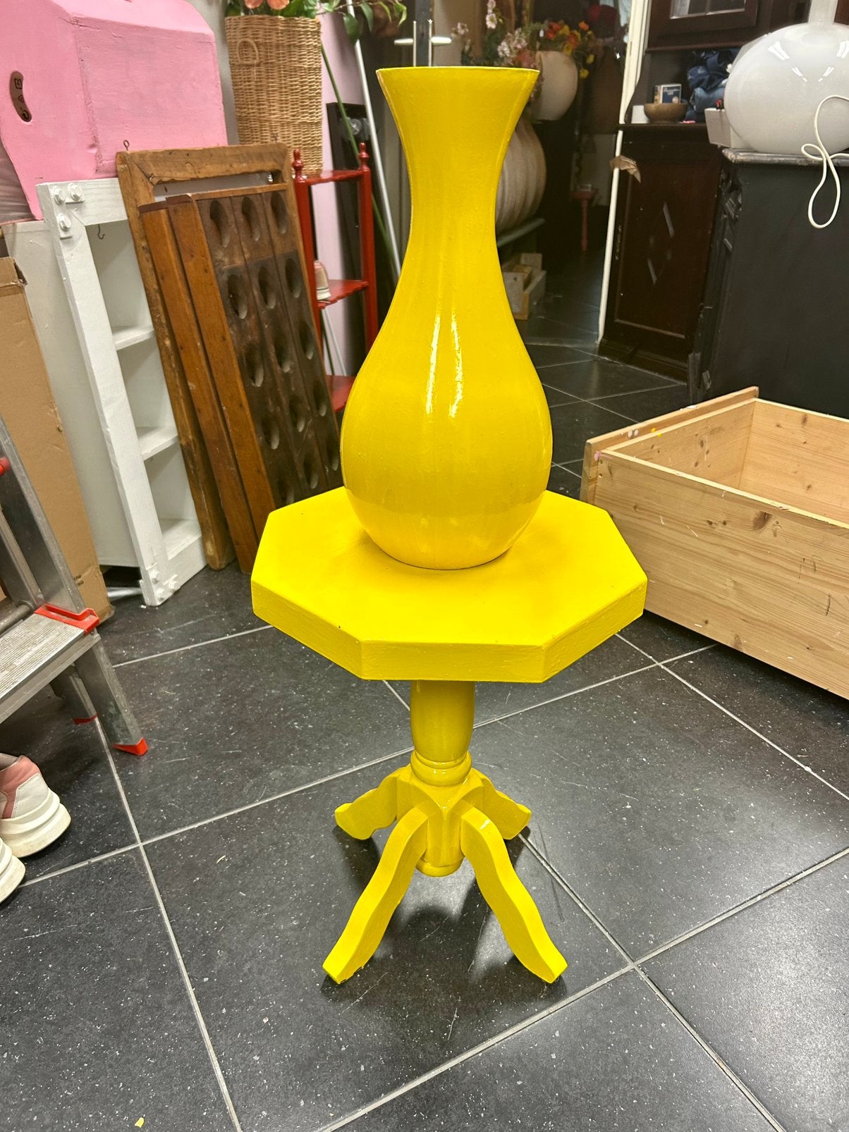 Gele vaas en bijzettafel - Unieke set, Huis en Inrichting, Ophalen, Overige materialen, Minder dan 55 cm, Gebruikt