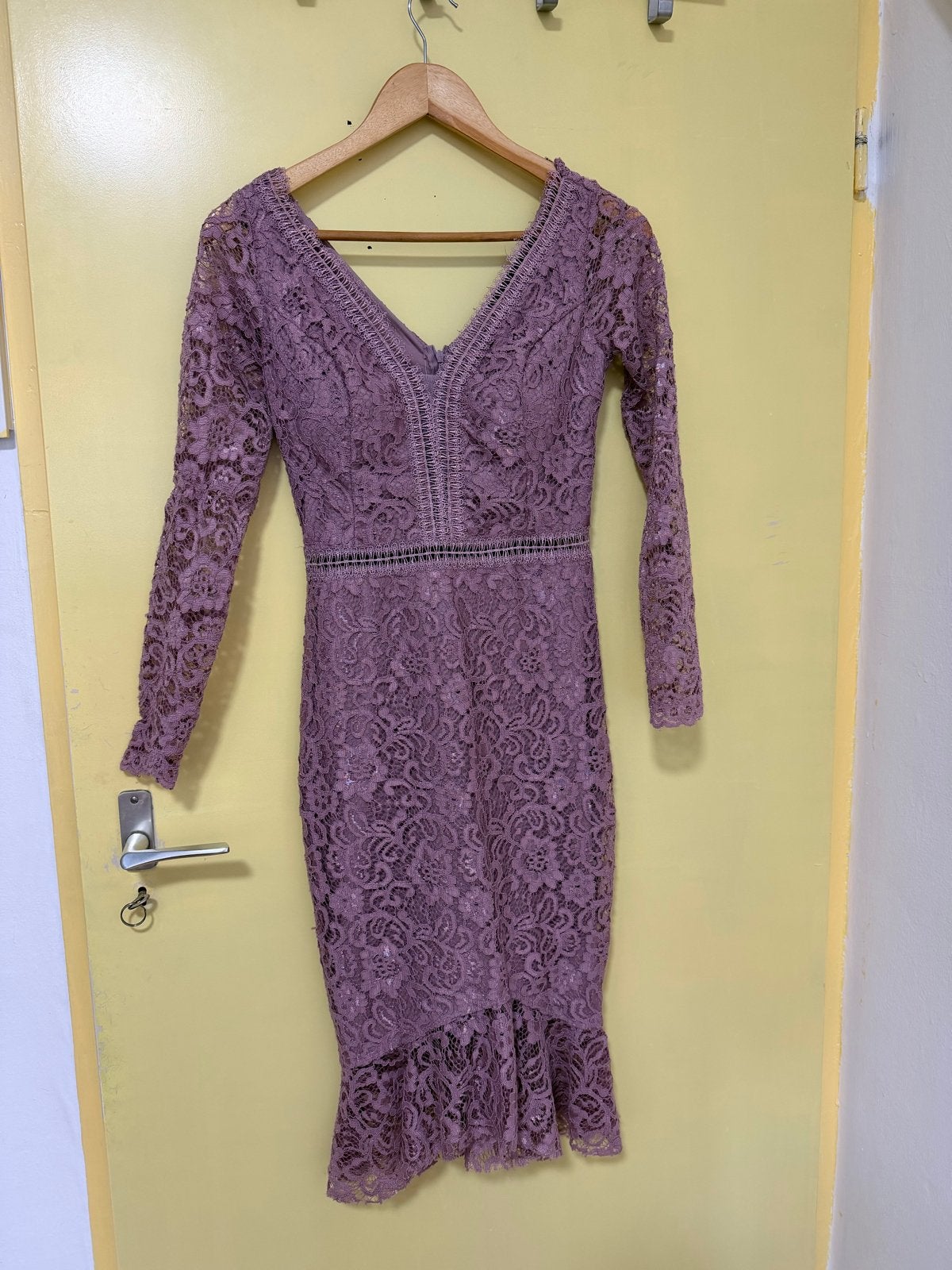 Prachtige paarse kanten jurk - Maat 36 (S), Kleding | Dames, Paars, Ophalen of Verzenden, Zo goed als nieuw, Knielengte