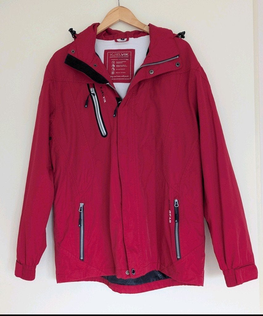 Kjelvik outdoor jas rood - waterdicht, ademend, winddicht, Maat 52/54 (L), Kjelvik, Ophalen of Verzenden, Zo goed als nieuw