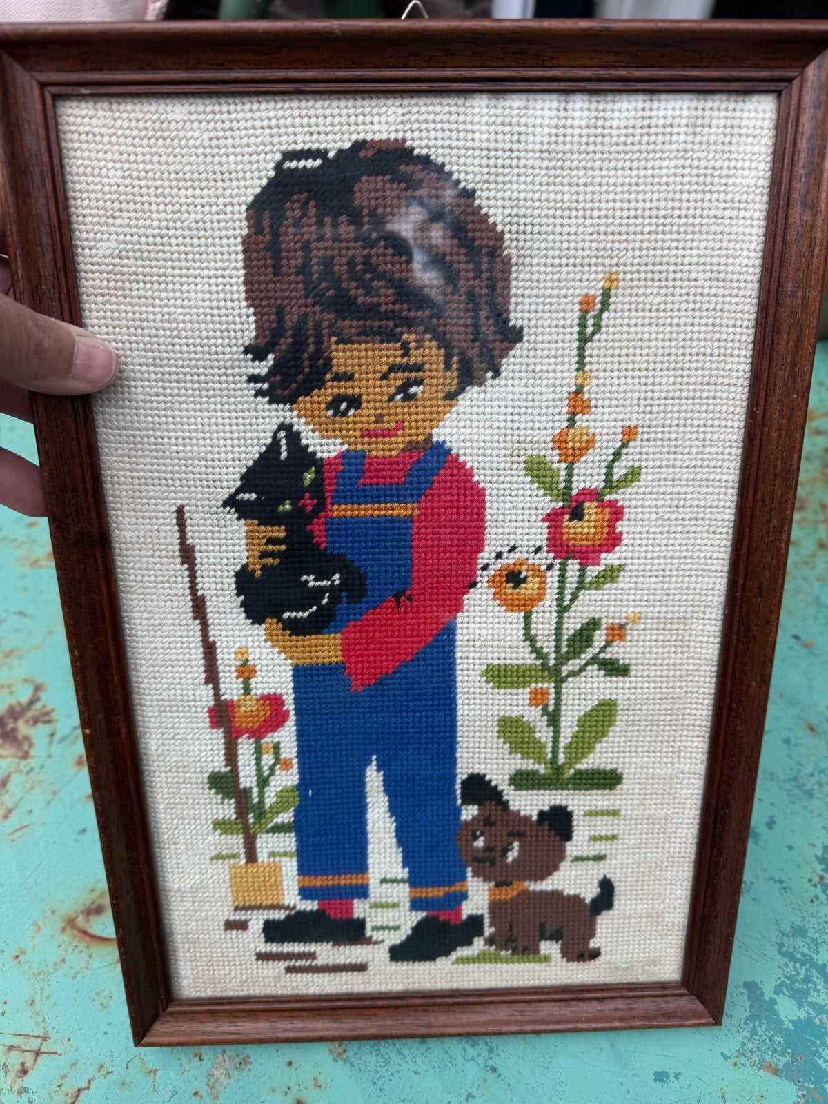 Vintage Geborduurd Schilderij: Jongen met Kat en Hond, Minder dan 50 cm, Gebruikt, Ophalen of Verzenden, Schilderij