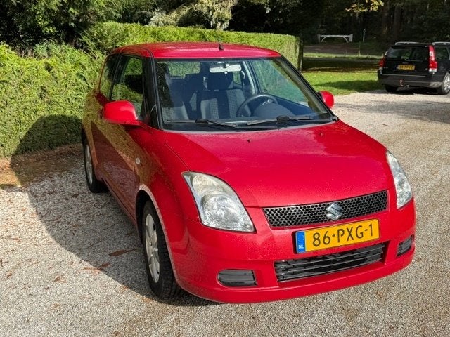 Suzuki Swift 1.3 3-deurs, 150k km, 2007 Rood, Auto's, Dealer onderhouden, 31 €/maand, Swift, Handgeschakeld
