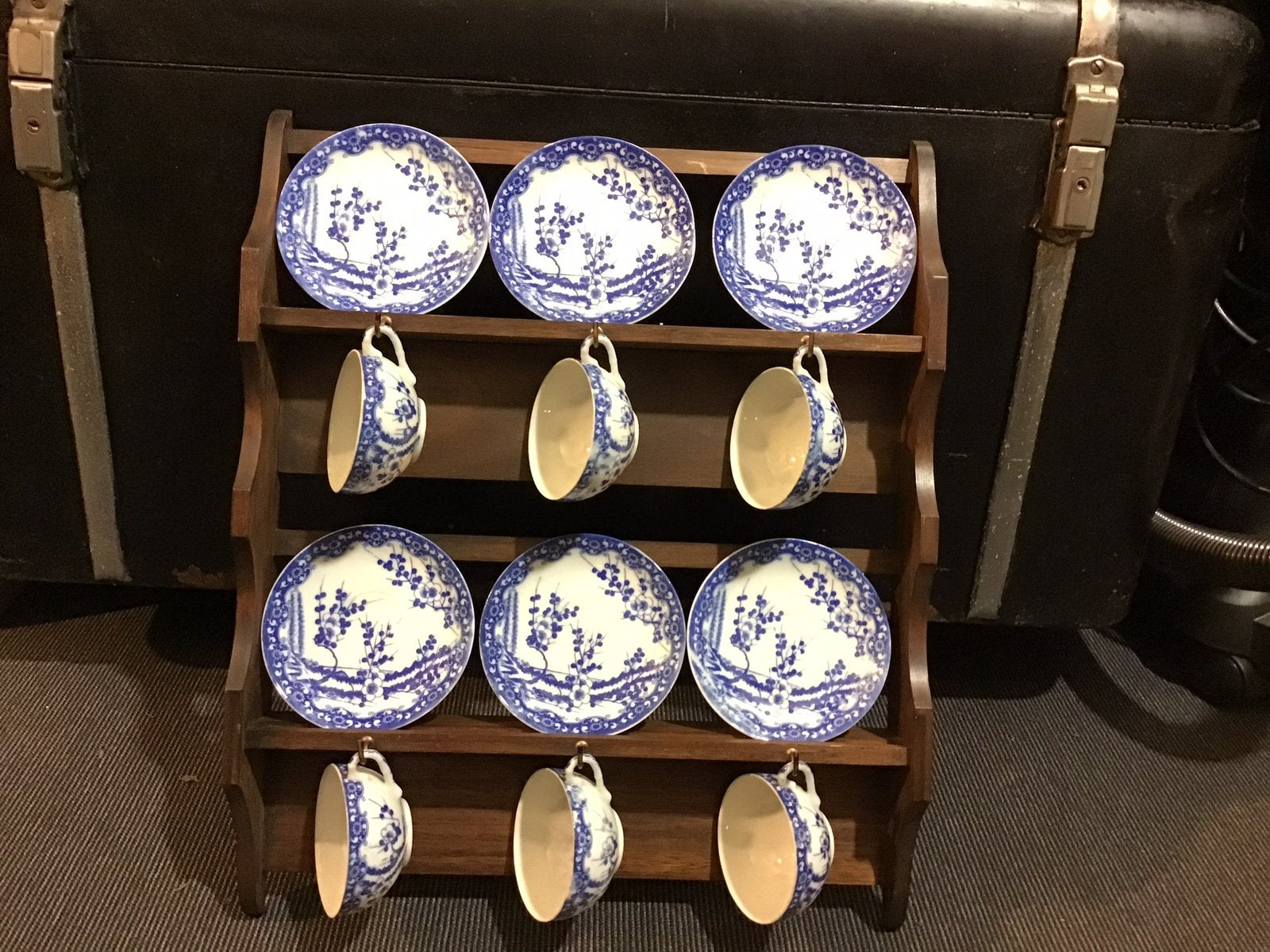 Oud rekje met 6 blauwe kopjes, Huis en Inrichting, Ophalen of Verzenden, Zo goed als nieuw, Overige stijlen, Kop(pen) en/of Schotel(s)