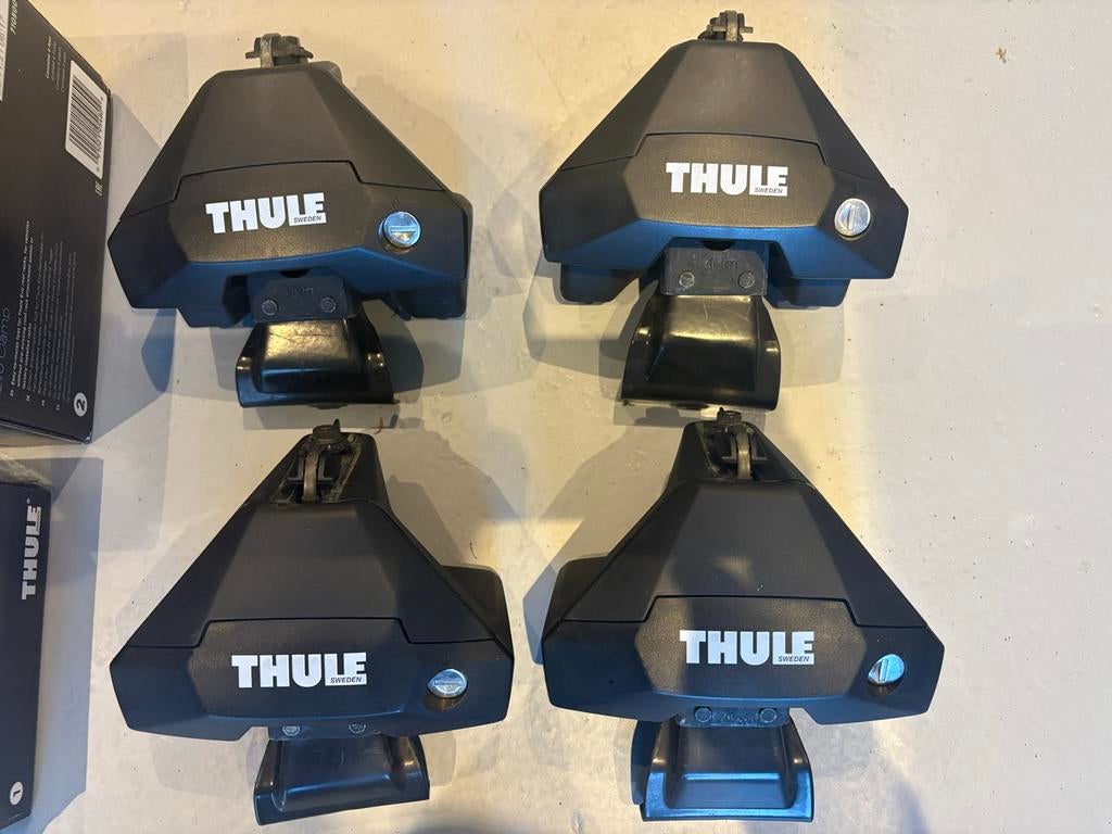 Thule Evo Clamp 7105 dakdragervoetenset + montagekit 145027, Auto diversen, Dakdragers, Ophalen of Verzenden, Zo goed als nieuw