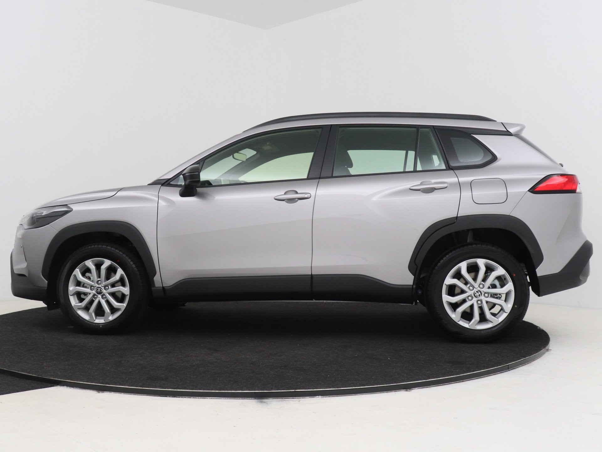 Toyota Corolla Cross Hybrid 140 Active Safety Pack | Blind S, 12 maanden, Stof, Zwart, 4 cilinders