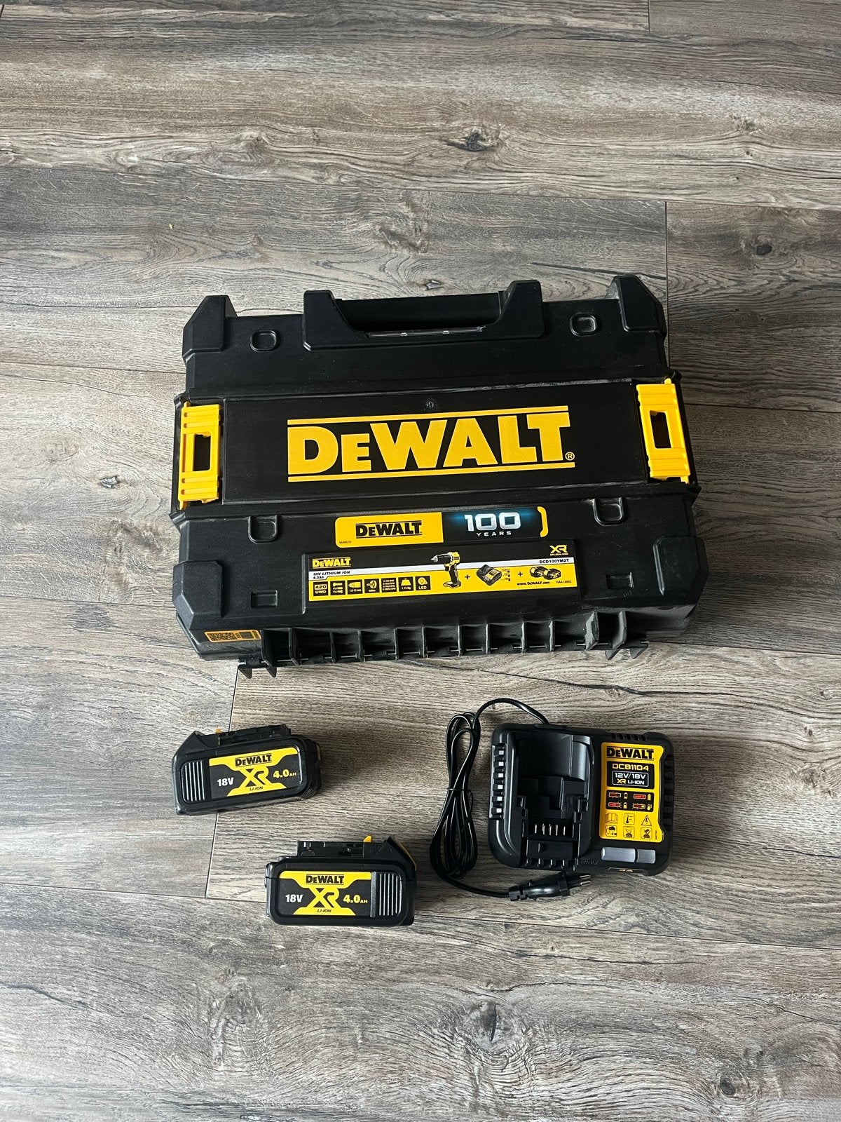 DeWalt Accu en Oplader Set (2x 18V 4.0Ah, 1x Oplader), Ophalen of Verzenden, Zo goed als nieuw