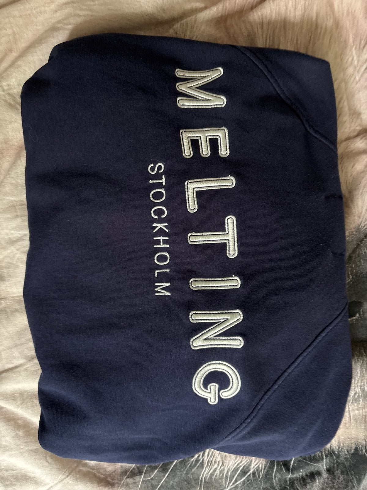 Donkerblauwe Melting Stockholm hoodie - Zo goed als nieuw, Kleding | Dames, Truien en Vesten, Verzenden, Gedragen, Maat 38/40 (M)