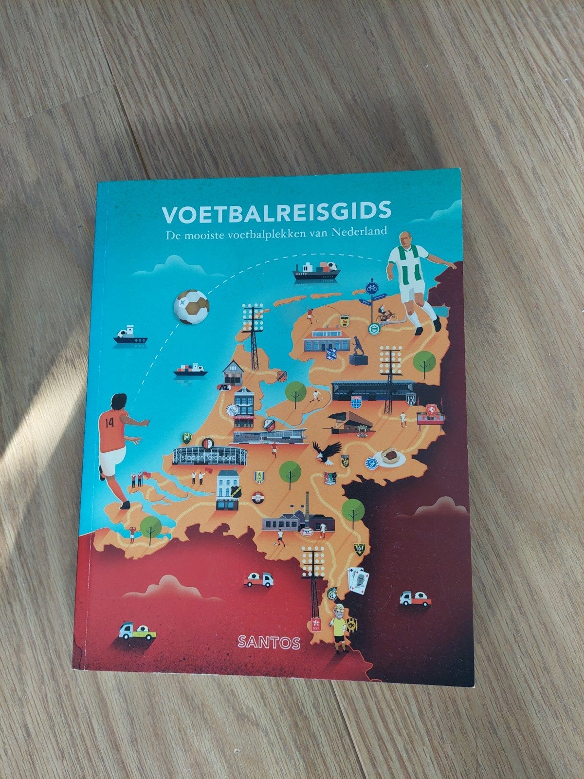 Voetbalreisgids: De mooiste voetbalplekken van Nederland, Ophalen of Verzenden, Zo goed als nieuw, Santos, Balsport