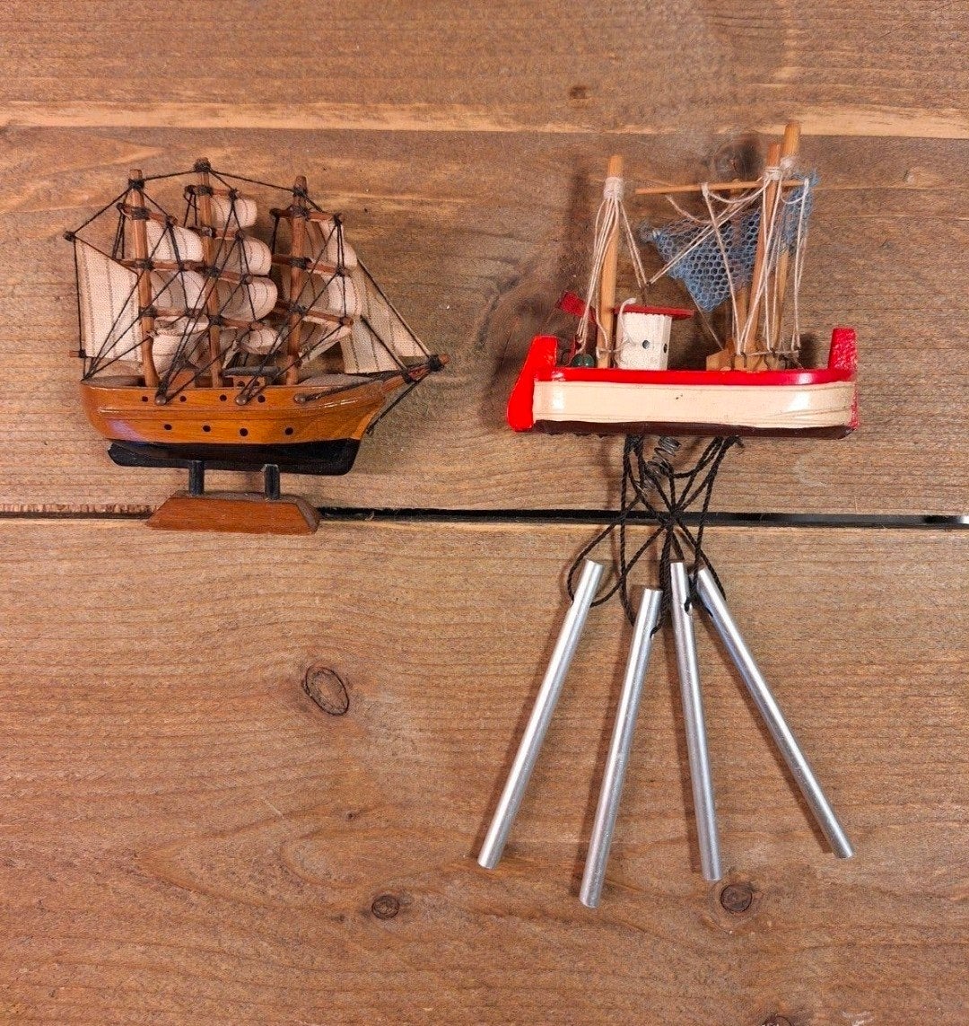 Decoratieve schepen: zeilschip en vissersboot met windgong, Ophalen of Verzenden, Gebruikt, Meerkleurig, Hout