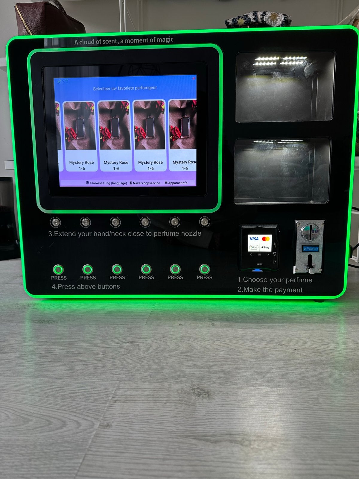 Luxe Parfum Automaat - Touchscreen & Contactloos Betalen, Ophalen, Zo goed als nieuw