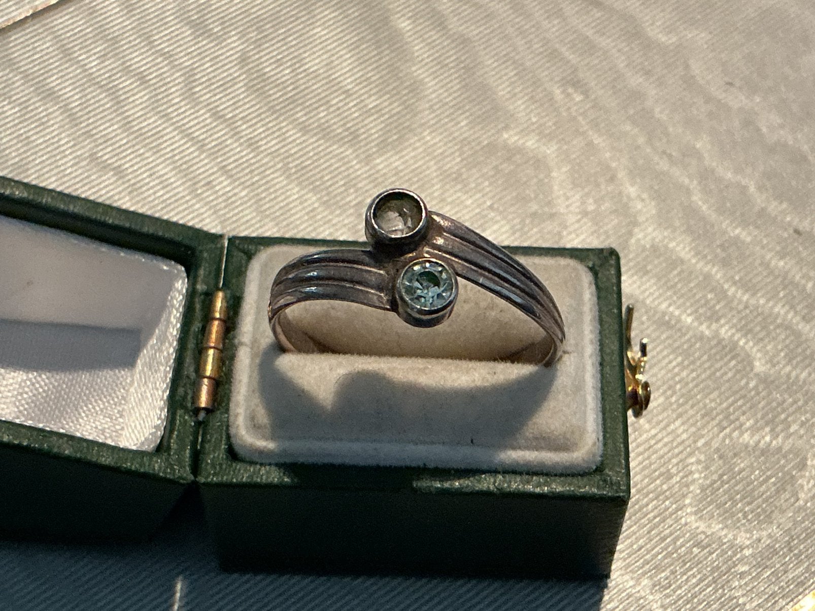 ZILVEREN RING MET BLAUWTOPAAS EN WITTE EDELSTEEN, Verzenden, Zilver, Ring, Met edelsteen