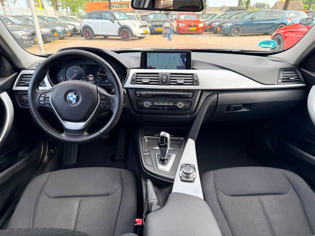 BMW 3-serie 320i High Executive|Ketting vervangen|Navigatie|, Auto's, Automaat, Euro 5, Gebruikt, Zwart