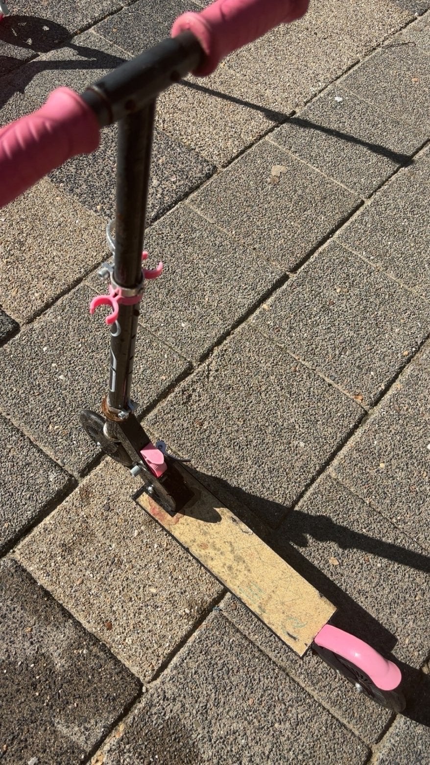 Gebruikte step met roze accenten, Ophalen, Gebruikt, Gewone step