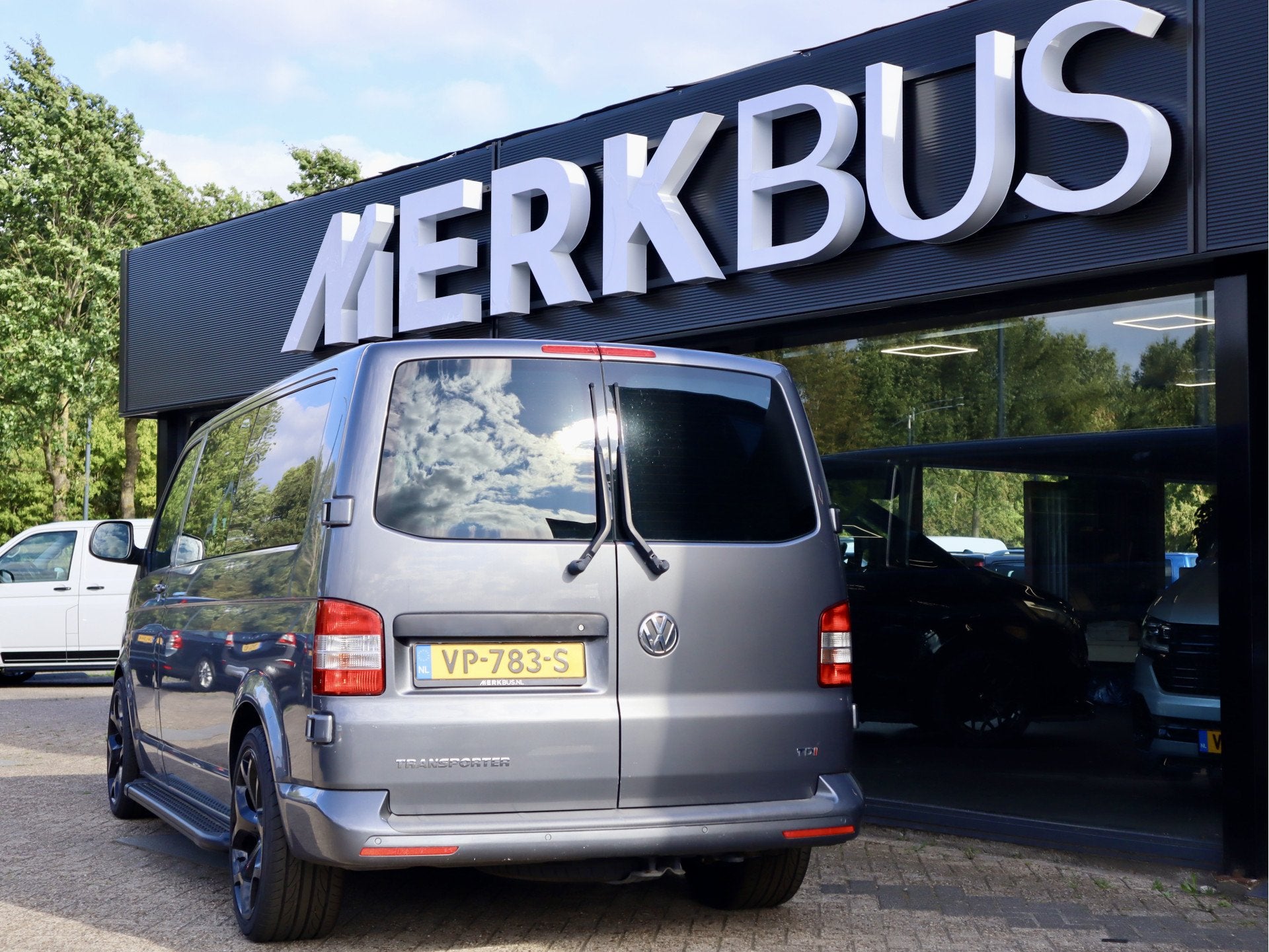 Foto 3 van Volkswagen Transporter 2.0 TDI 140PK DSG LANG LUXE CABINE