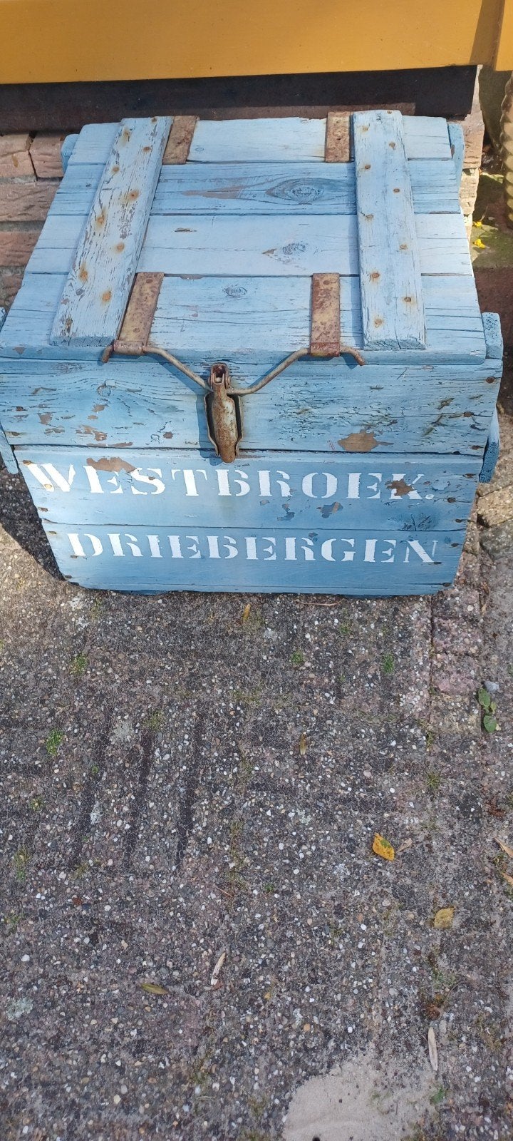 Beletterde kist, Ophalen