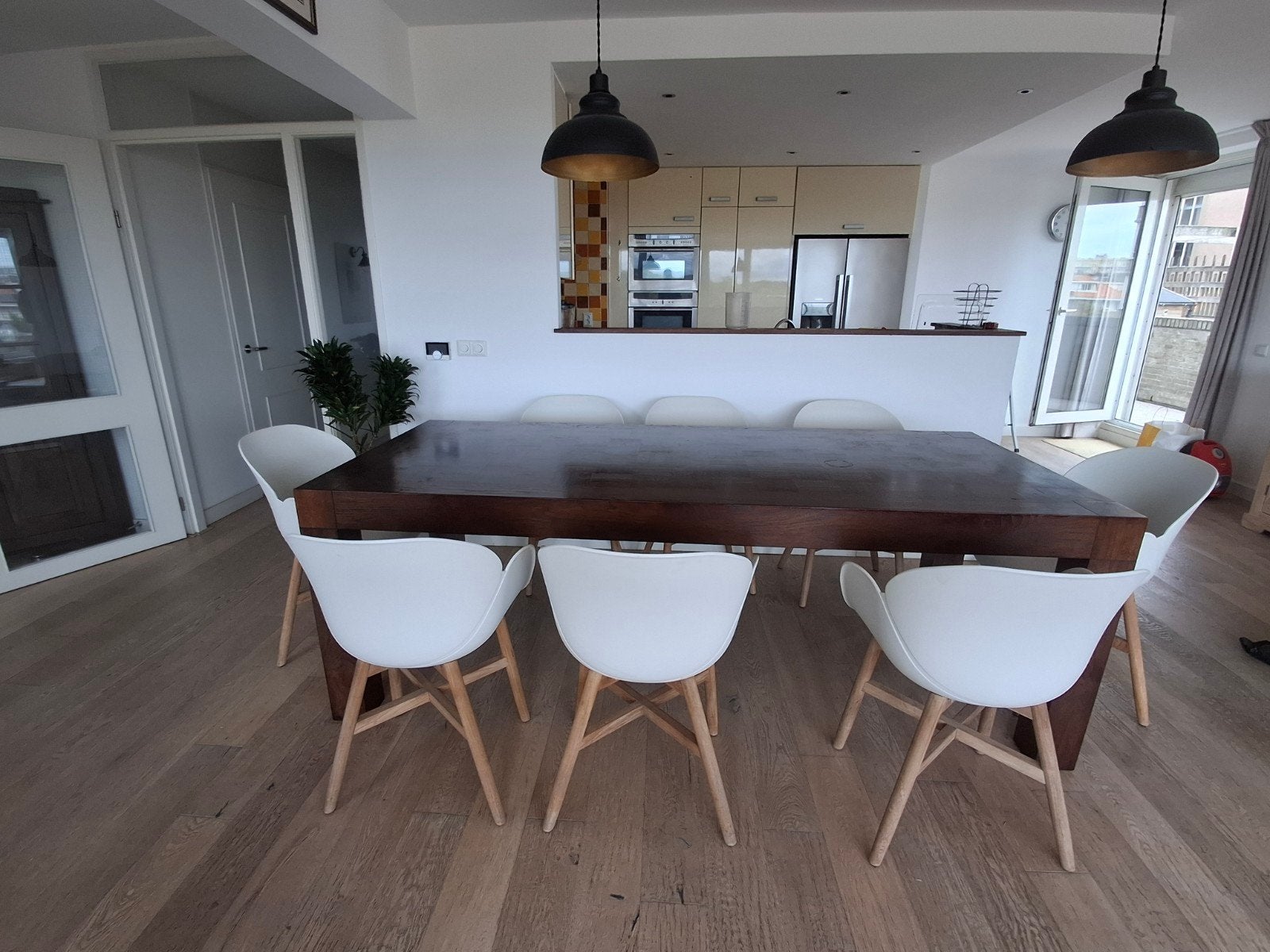 6 Moderne eetkamerstoelen- Wit met houten poten, Gebruikt, Wit, Modern, Vijf, Zes of meer stoelen