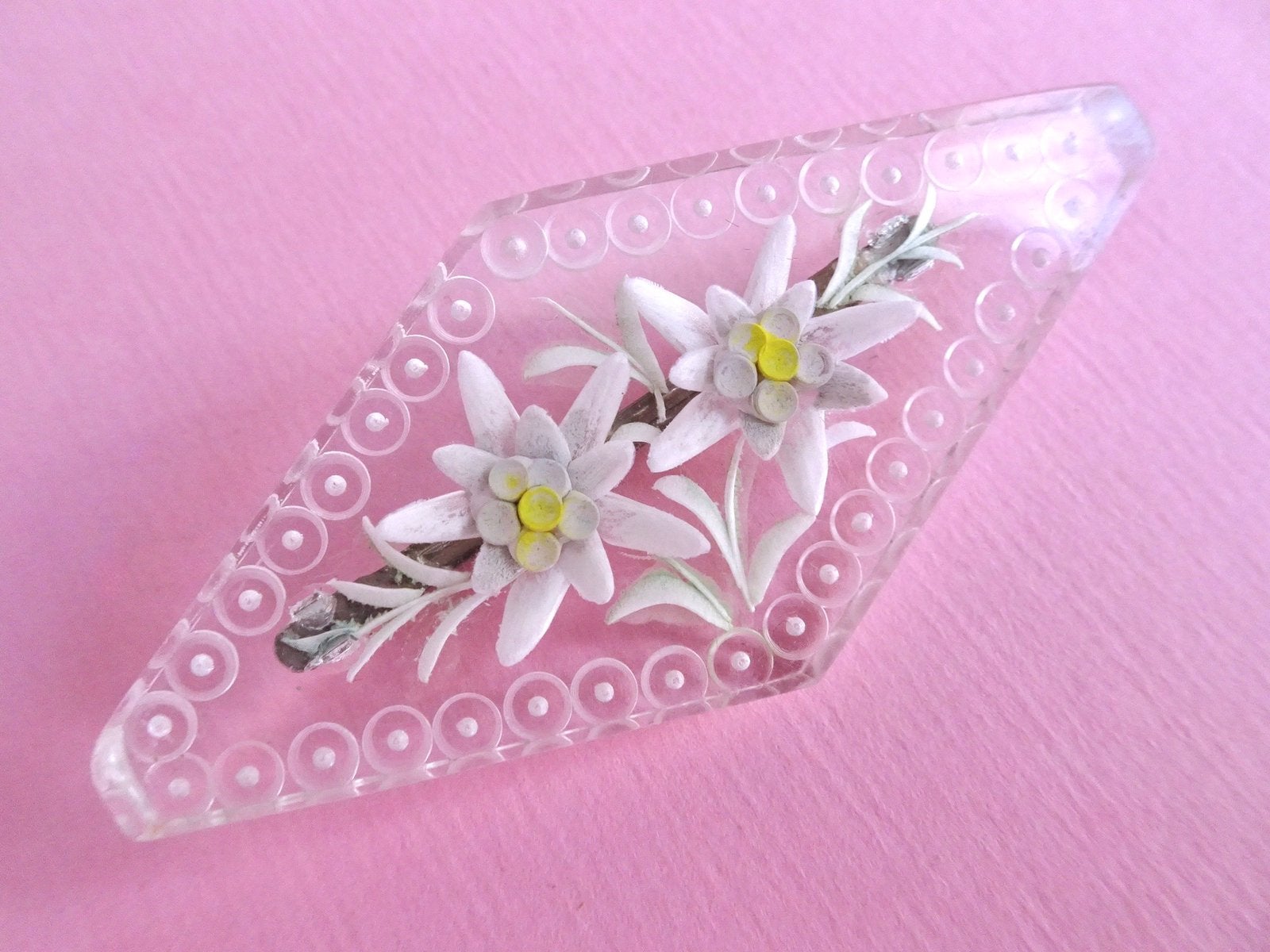 jwg Vintage 40s 50s reverse carved edelweiss bloemen broche, Verzenden, Overige materialen, Broche