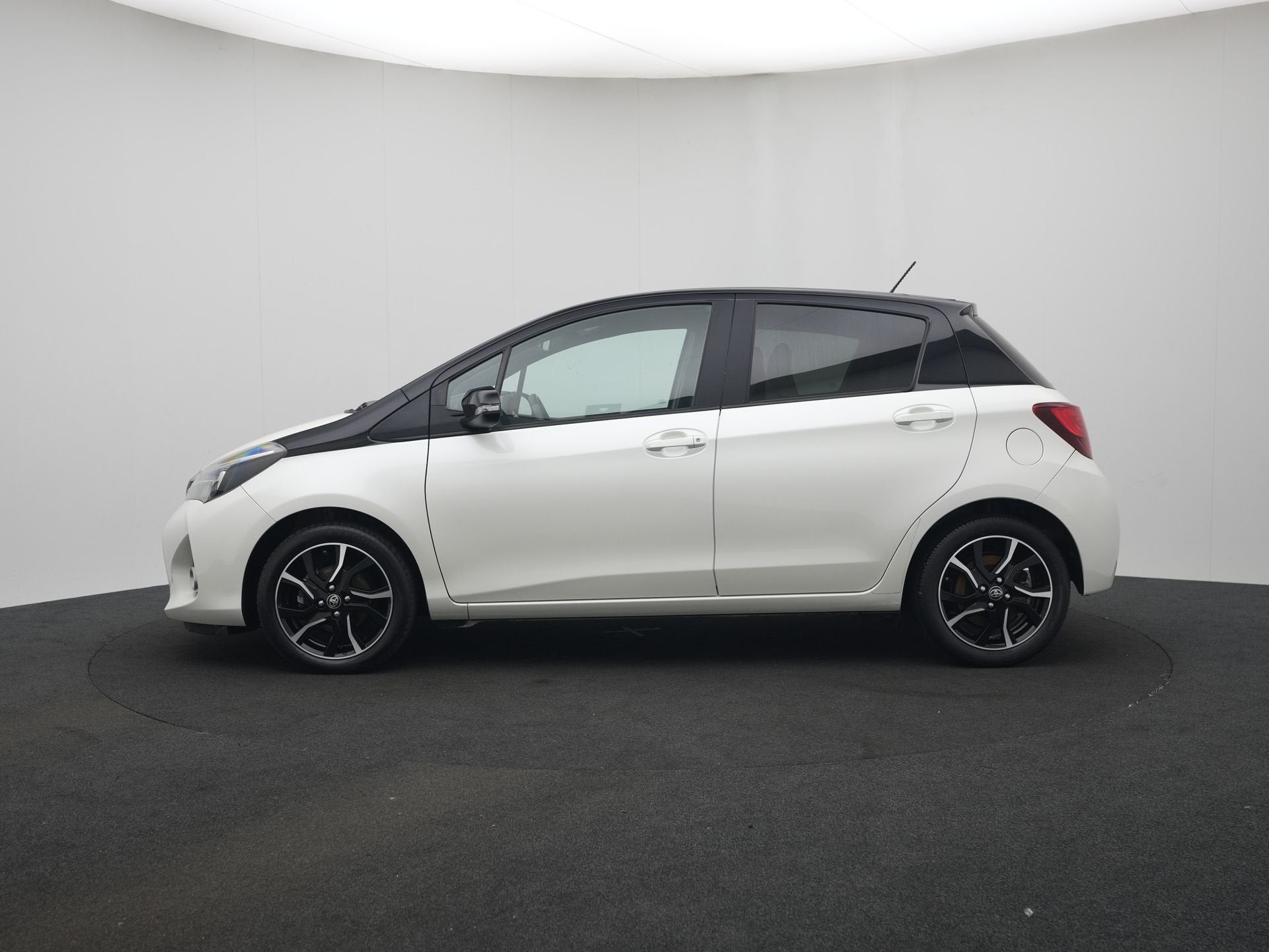Toyota Yaris 1.0 VVT-i Trend Bi-Tone | Cruise Control | Clim, Stof, Bedrijf, Handgeschakeld, 3 cilinders