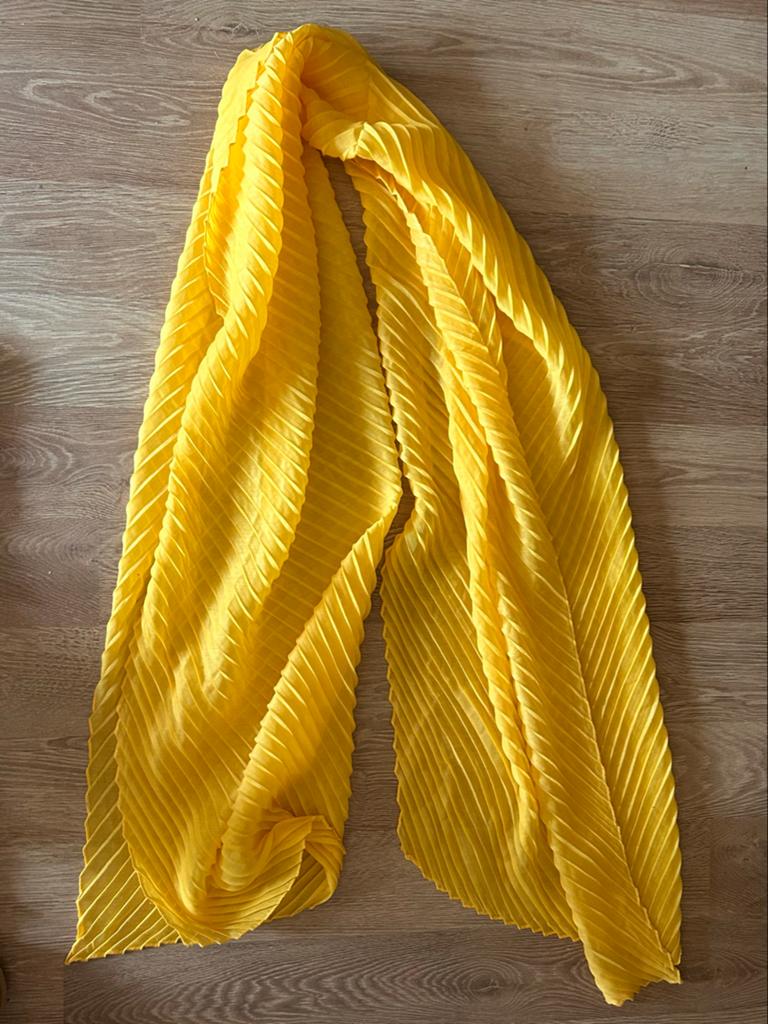 Gele geplooide sjaal, Kleding | Dames, Mutsen, Sjaals en Handschoenen, Ophalen of Verzenden, Zo goed als nieuw, Sjaal