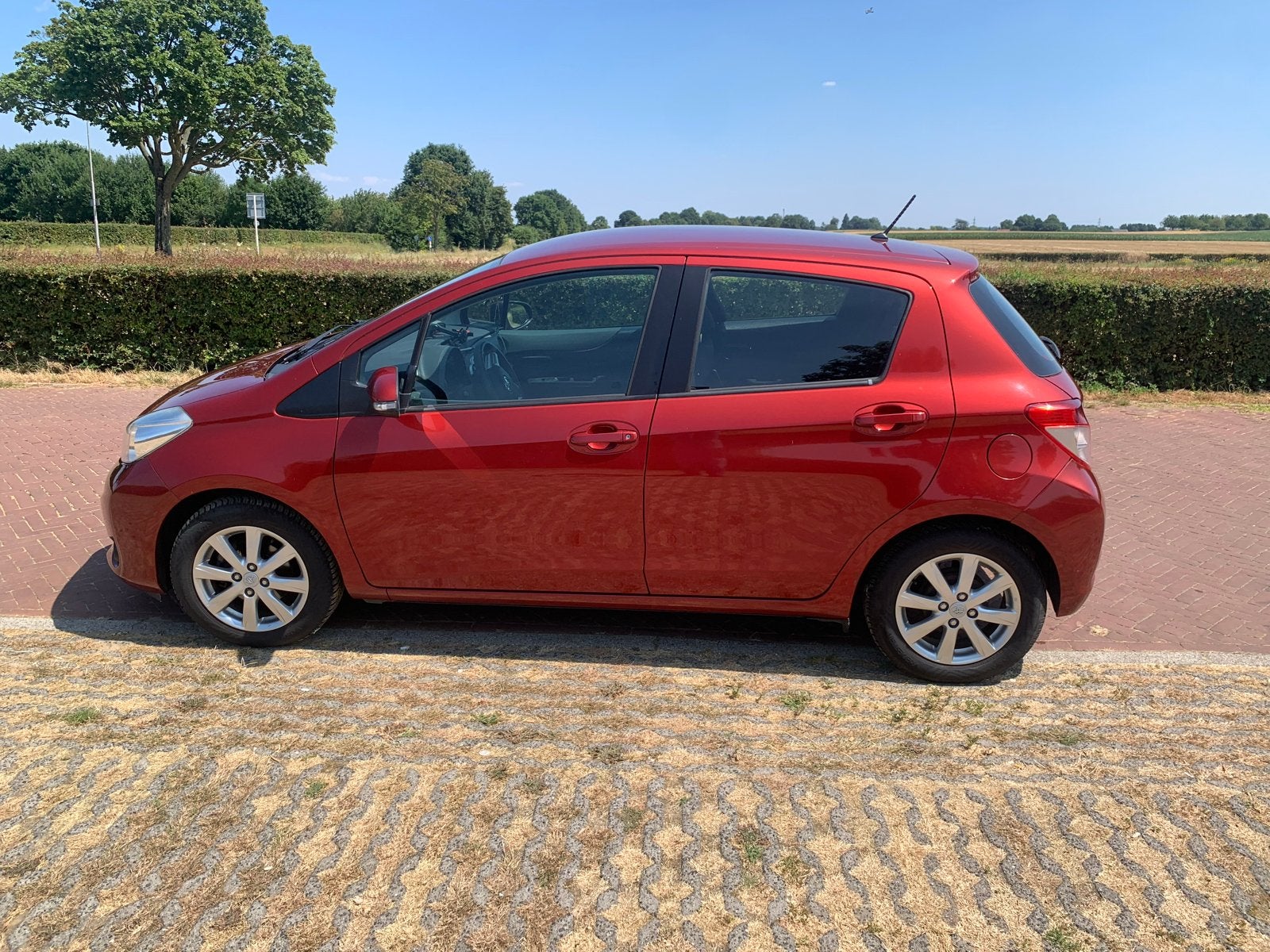 Toyota Yaris 1.0 Vvt-i 5-DRS 2013 Rood, Auto's, 40 €/maand, 750 kg, Handgeschakeld, Particulier