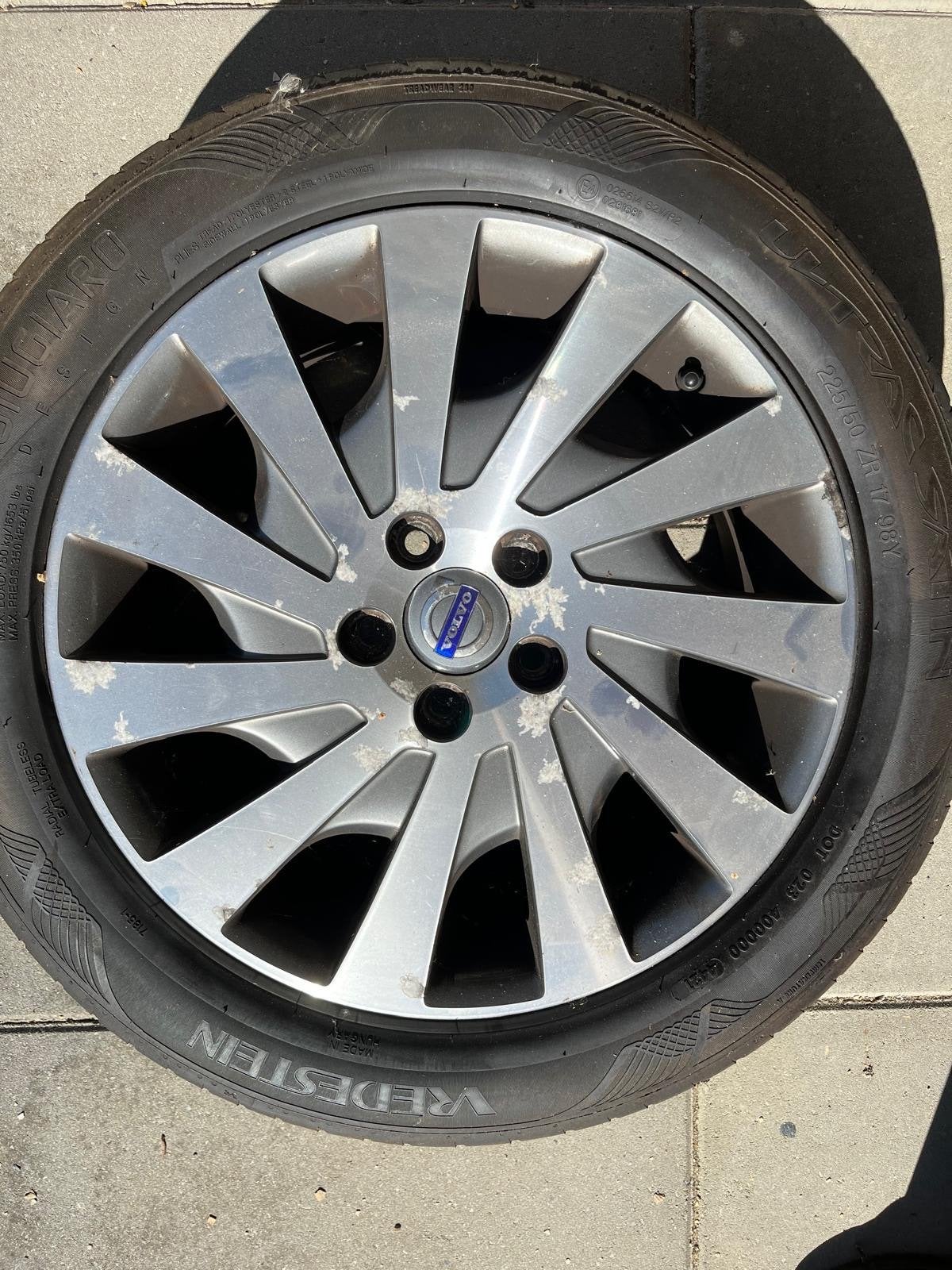 4x Volvo V70 17” Saga velgen met Vredestein banden, Ophalen, Gebruikt, Banden en Velgen, 17 inch