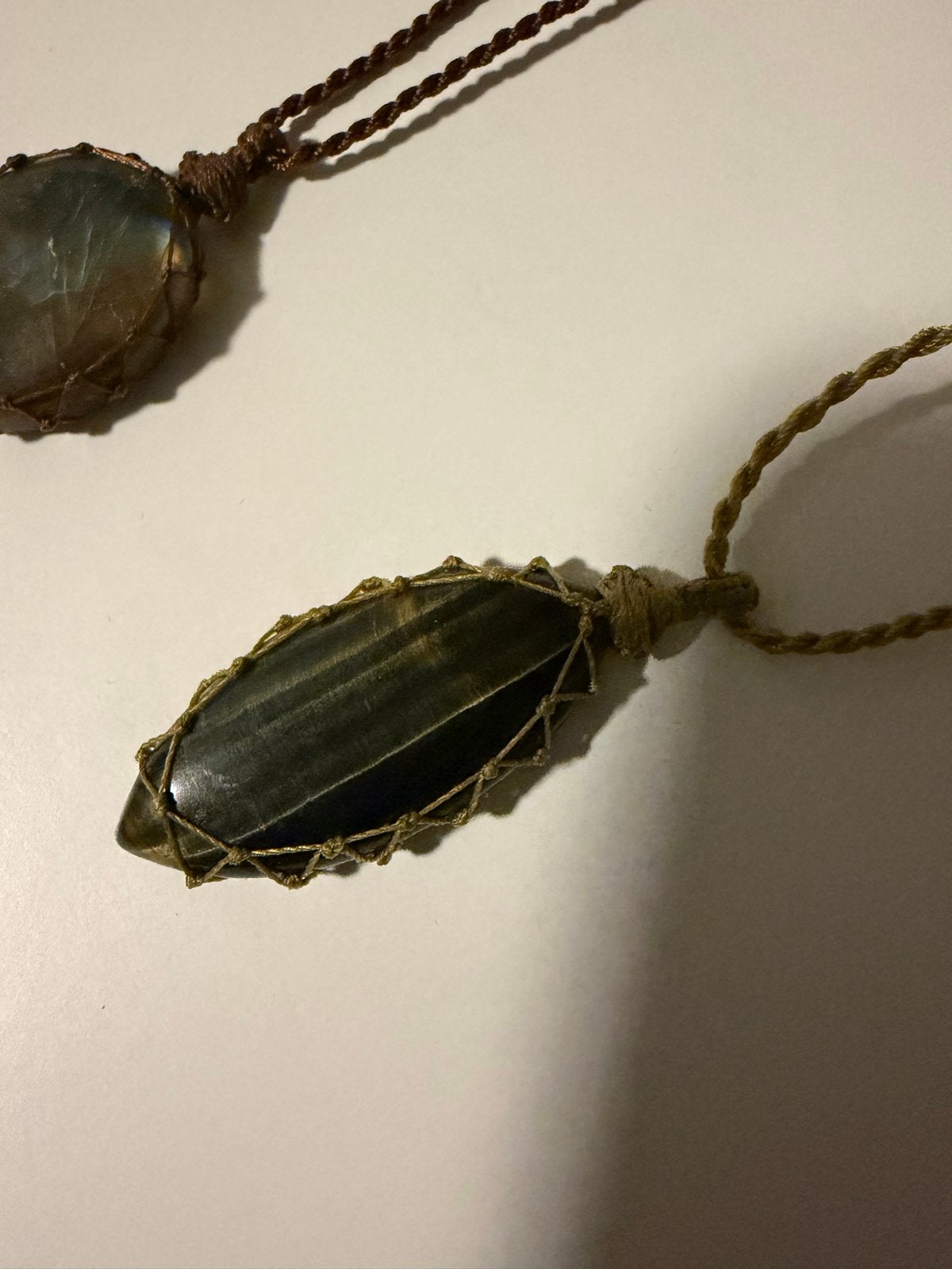 Ketting met steen en macramé, rood/bruin, Bruin, Ophalen of Verzenden, Zo goed als nieuw, Steen of Mineraal