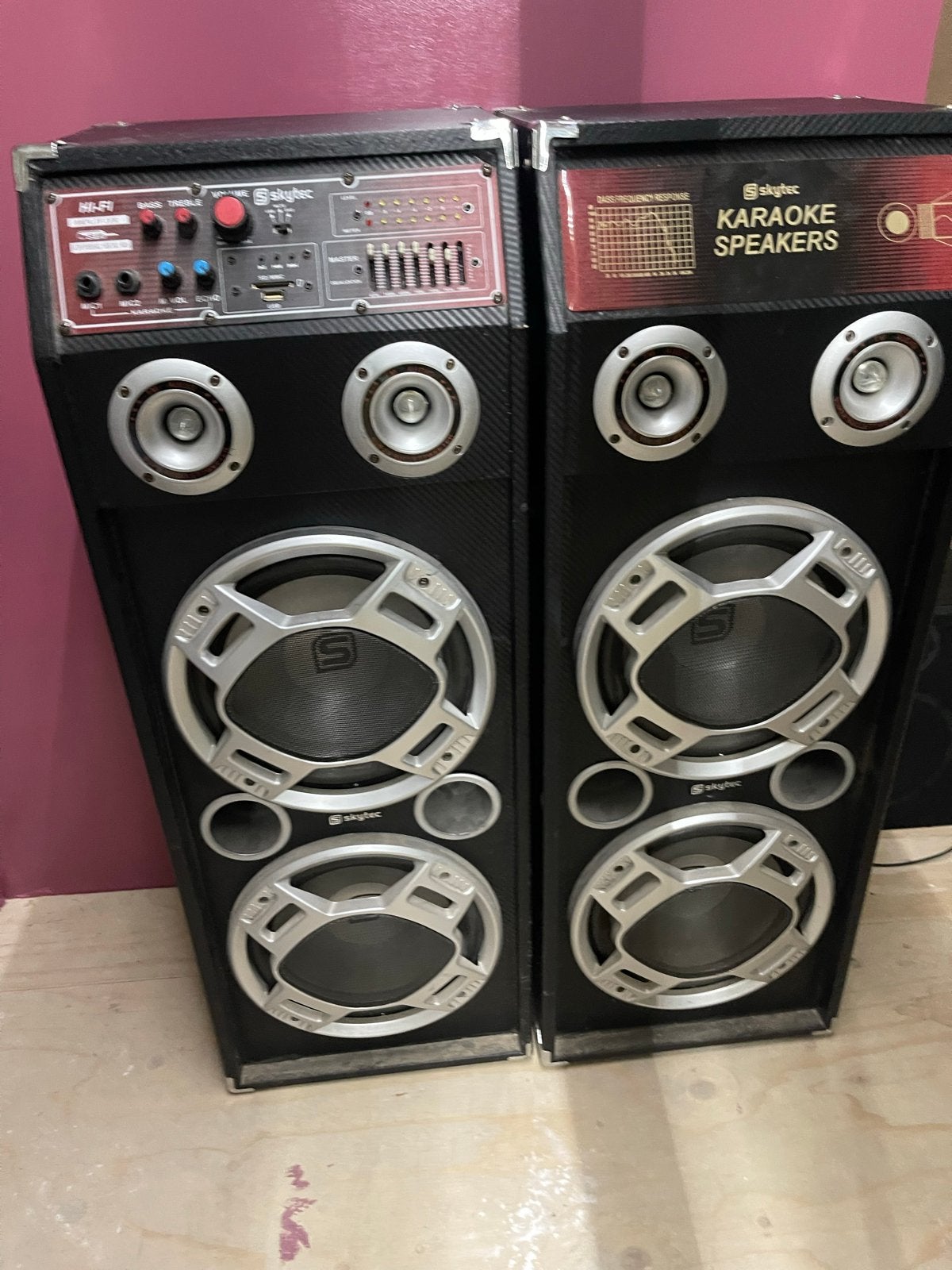 Skytec Karaokespeakers 2x 400W met ingebouwde versterker, Ophalen, Gebruikt, Complete set