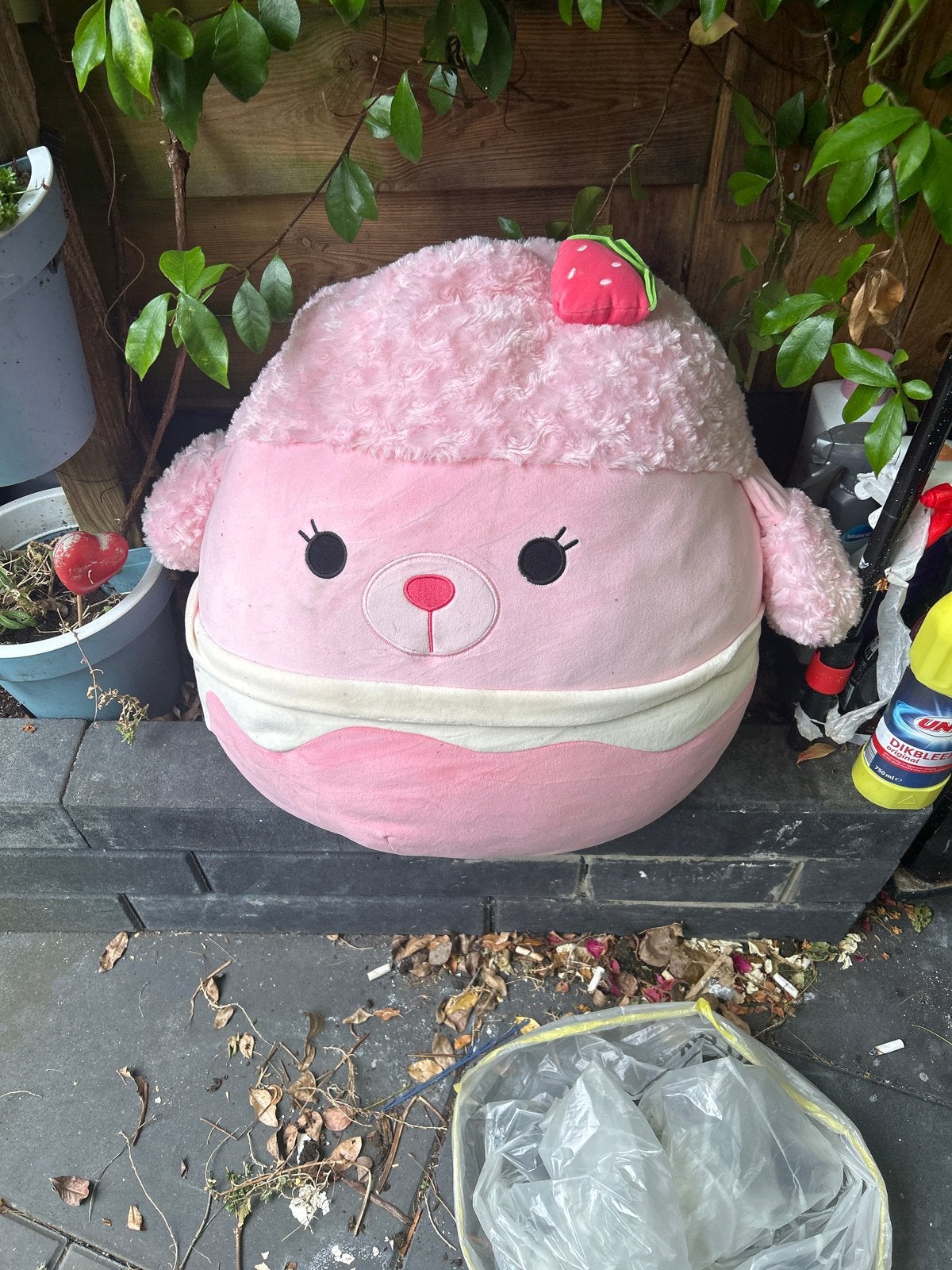 Grote roze Squishmallow met aardbei - Zo goed als nieuw, Kinderen en Baby's, Speelgoed | Knuffels en Pluche, Zo goed als nieuw