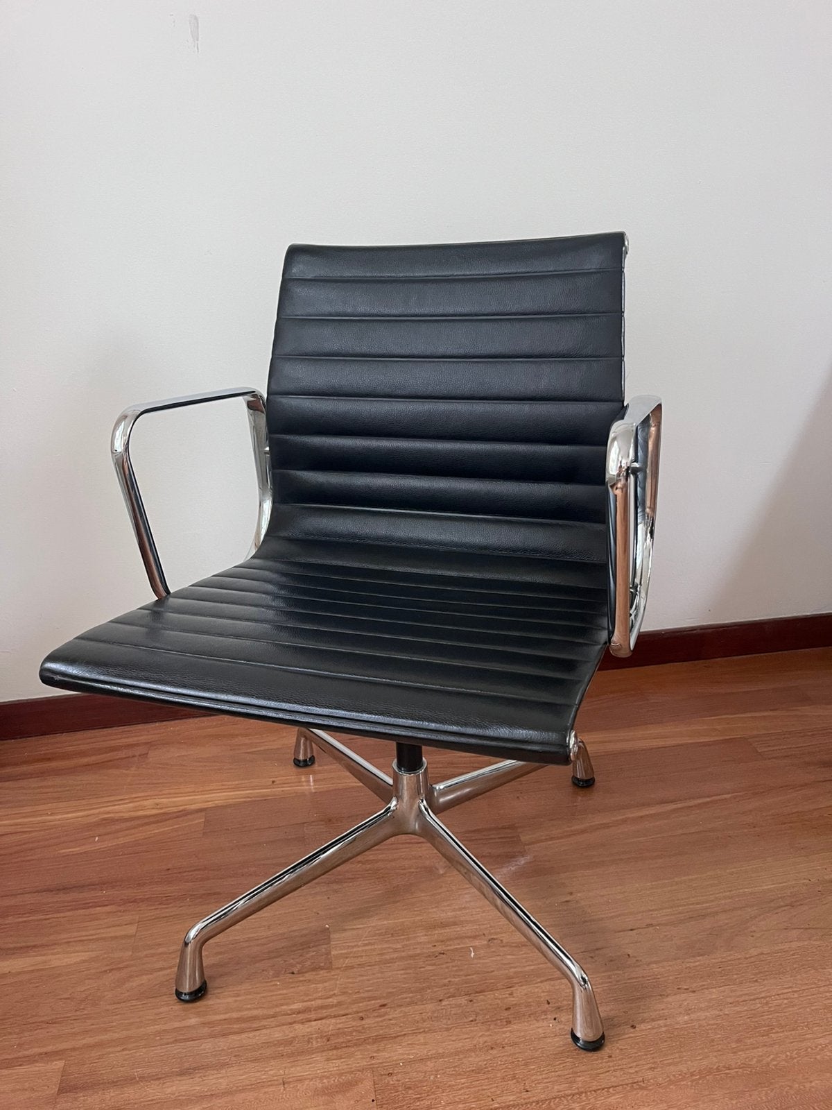 Vitra, Eames EA108, zwart leer, Ophalen, Zo goed als nieuw, Zwart