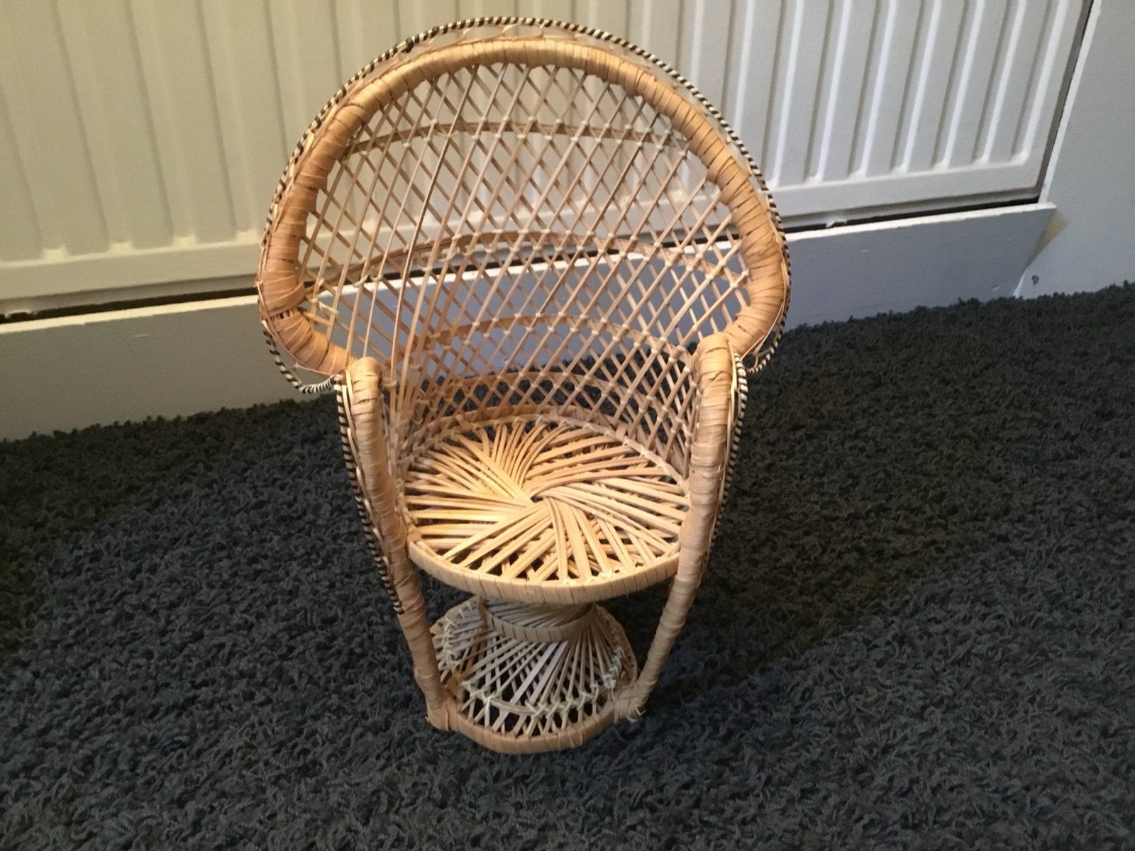 Vintage rotan poppenstoel - pauwenstoel, Ophalen of Verzenden, Gebruikt, Pop