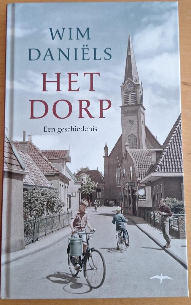 Wim Daniels - Het Dorp een geschiedenis., Boeken, Wim Daniëls, Ophalen of Verzenden, Zo goed als nieuw, Nederland