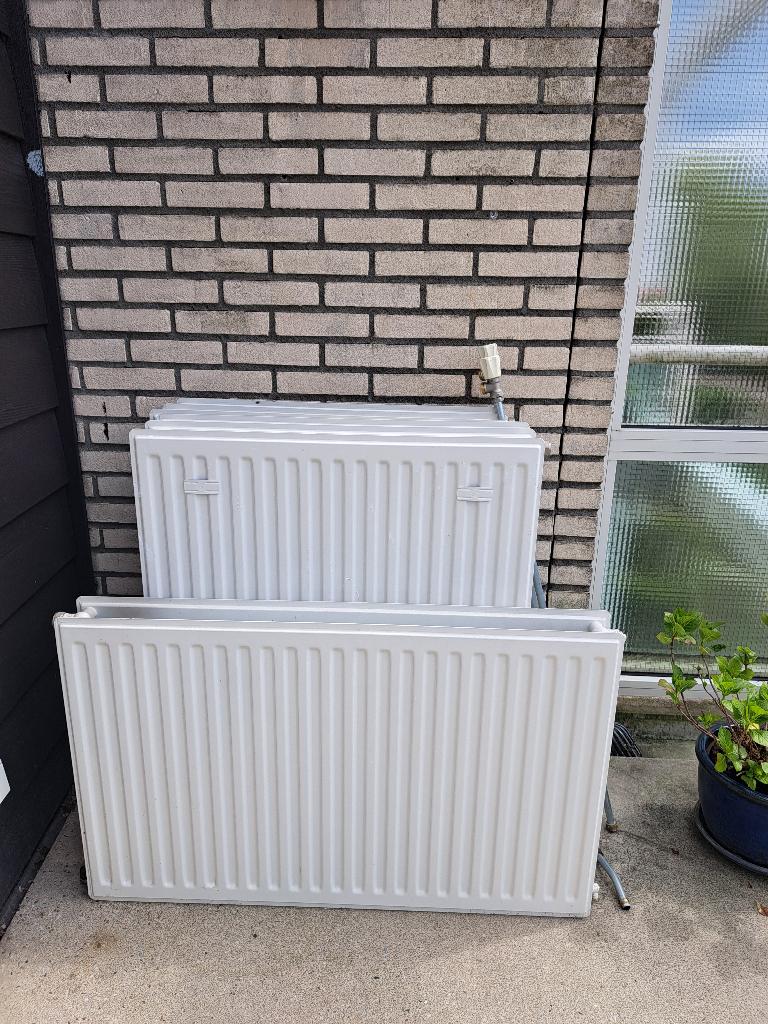 radiatoren drie stuks, Doe-het-zelf en Verbouw, Verwarming en Radiatoren, Zo goed als nieuw, Radiator, 30 tot 80 cm, 150 cm of meer
