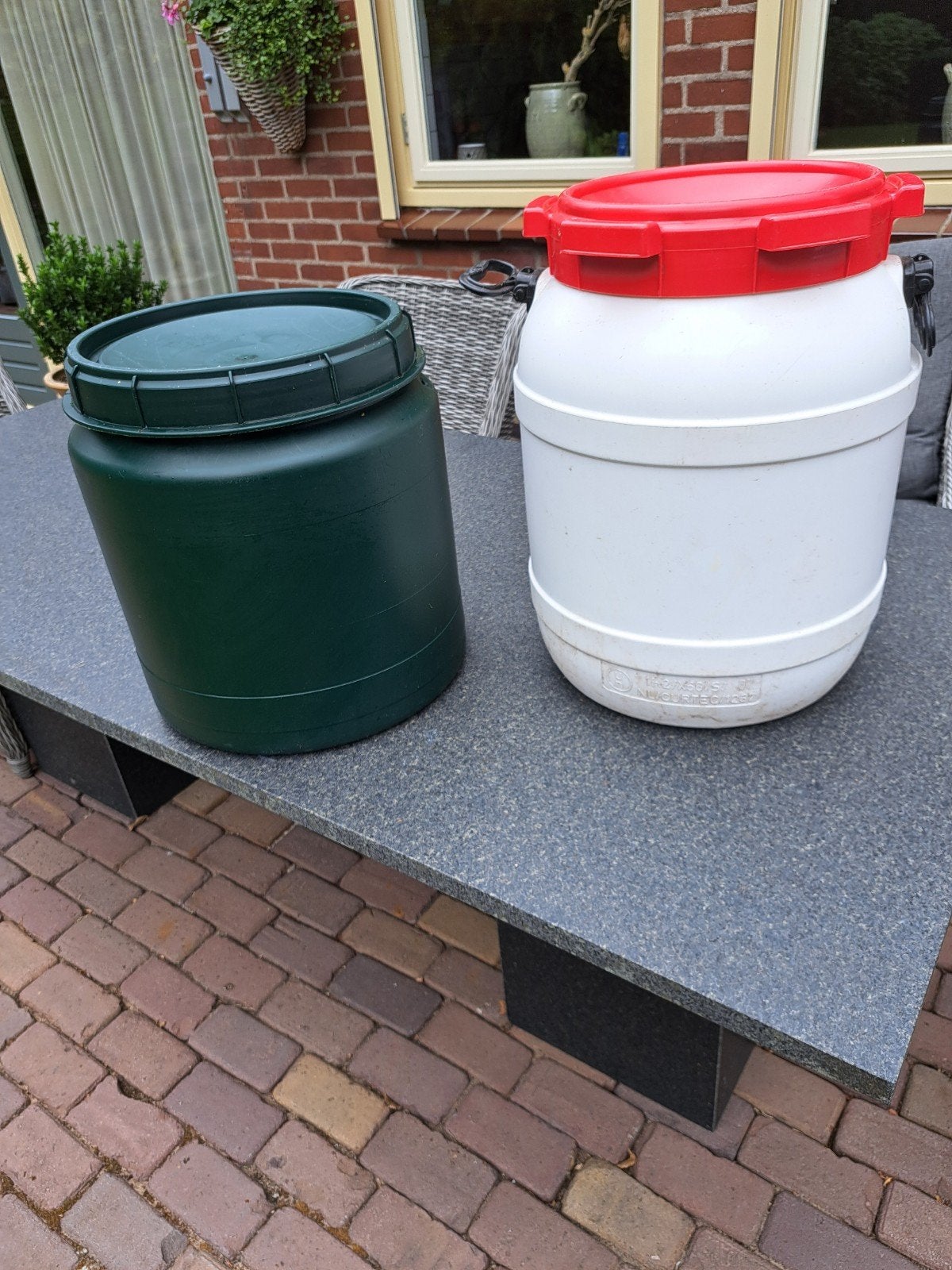 Bewaarbakken voor kippenvoer of hondenvoer., Ophalen of Verzenden